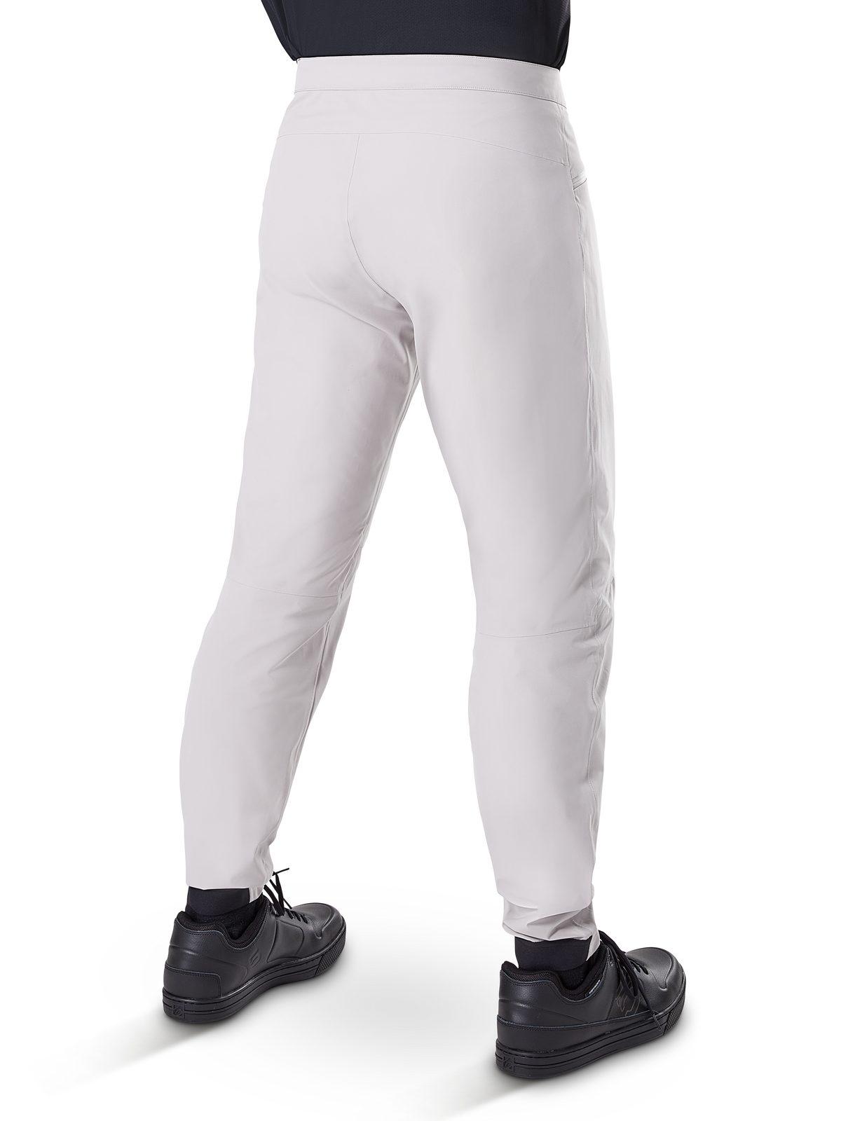 Pantalon imperméable Alpinestars A-Dura, pantalon de cyclisme VTT, gris titane, vue arrière montrant les jambes fuselées et les poignets élastiqués, porté avec des chaussures noires, équipement technique imperméable pour le VTT
