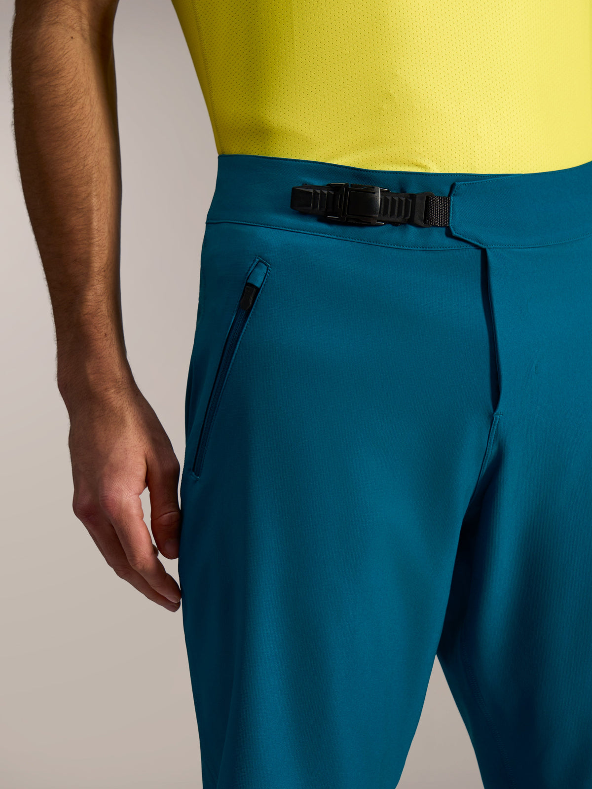 Short VTT A-Dura Ride bleu vert, doté d'une fermeture à cliquet et de poches zippées latérales sécurisées.