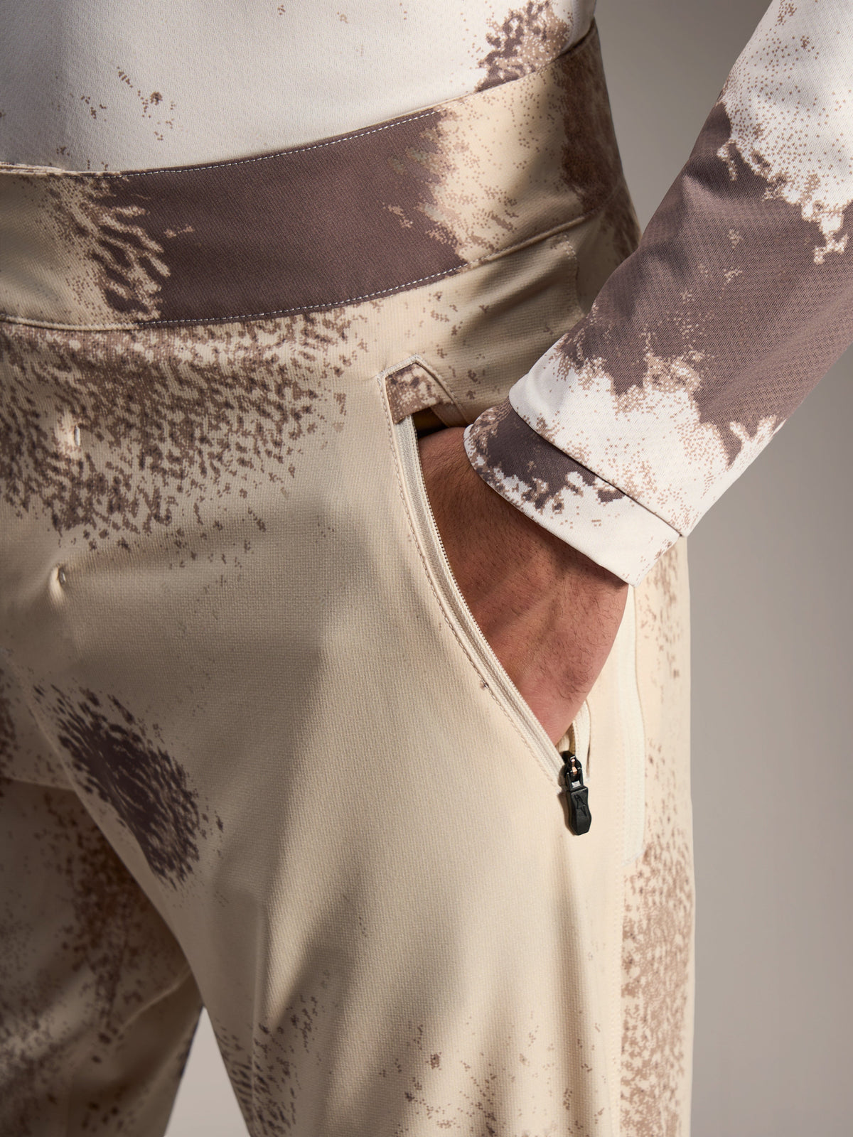 Short Alpinestars A-Dura Ride Sand Camo, poche latérale zippée et tissu VTT extensible 4 directions durable.