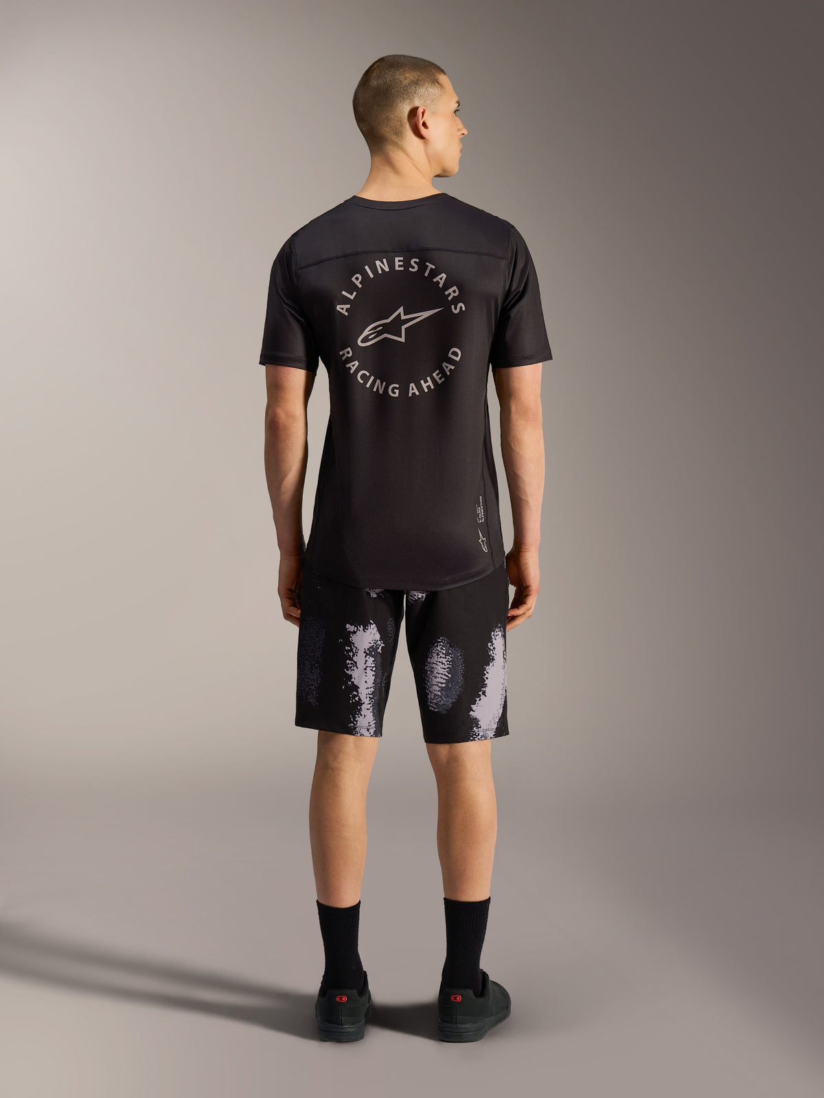 Short VTT A-Dura Ride Black Camo, modèle extensible 4 directions pour homme, vue de dos en studio.