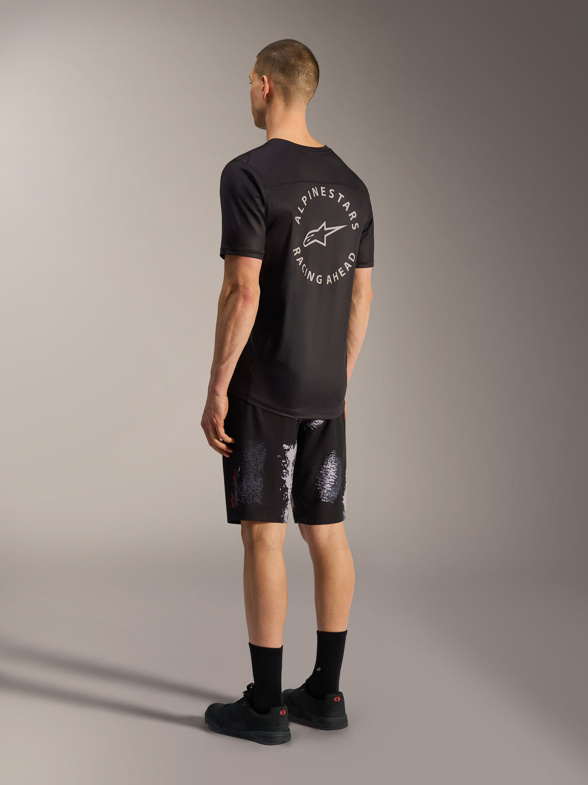 Short VTT A-Dura Ride Alpinestars Black Camo, tissu extensible et résistant, vu de dos sur un modèle.