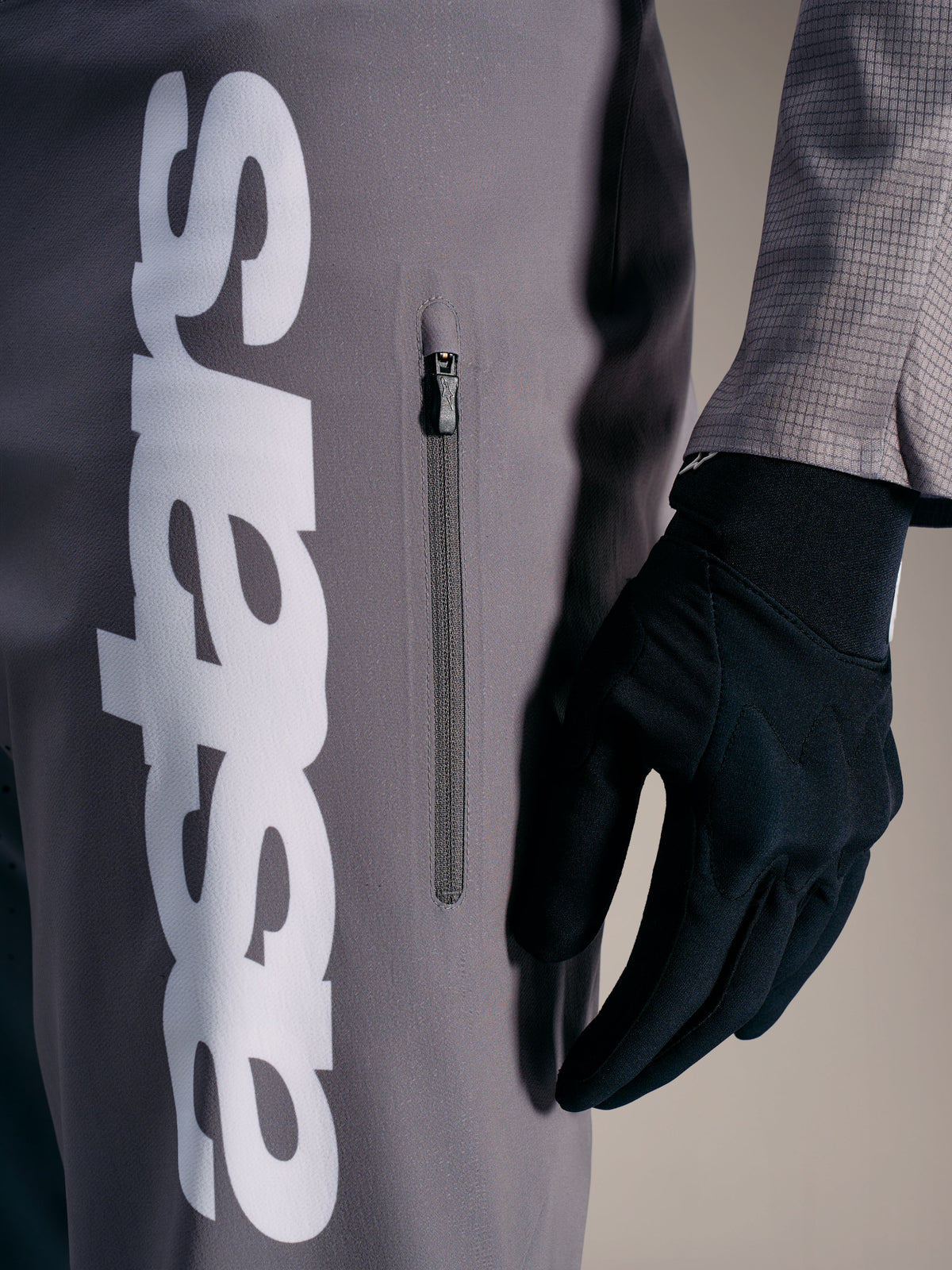 Pantalon A-Supra Elite gris dégradé avec logo blanc et poche zippée, conçu pour la performance en VTT.