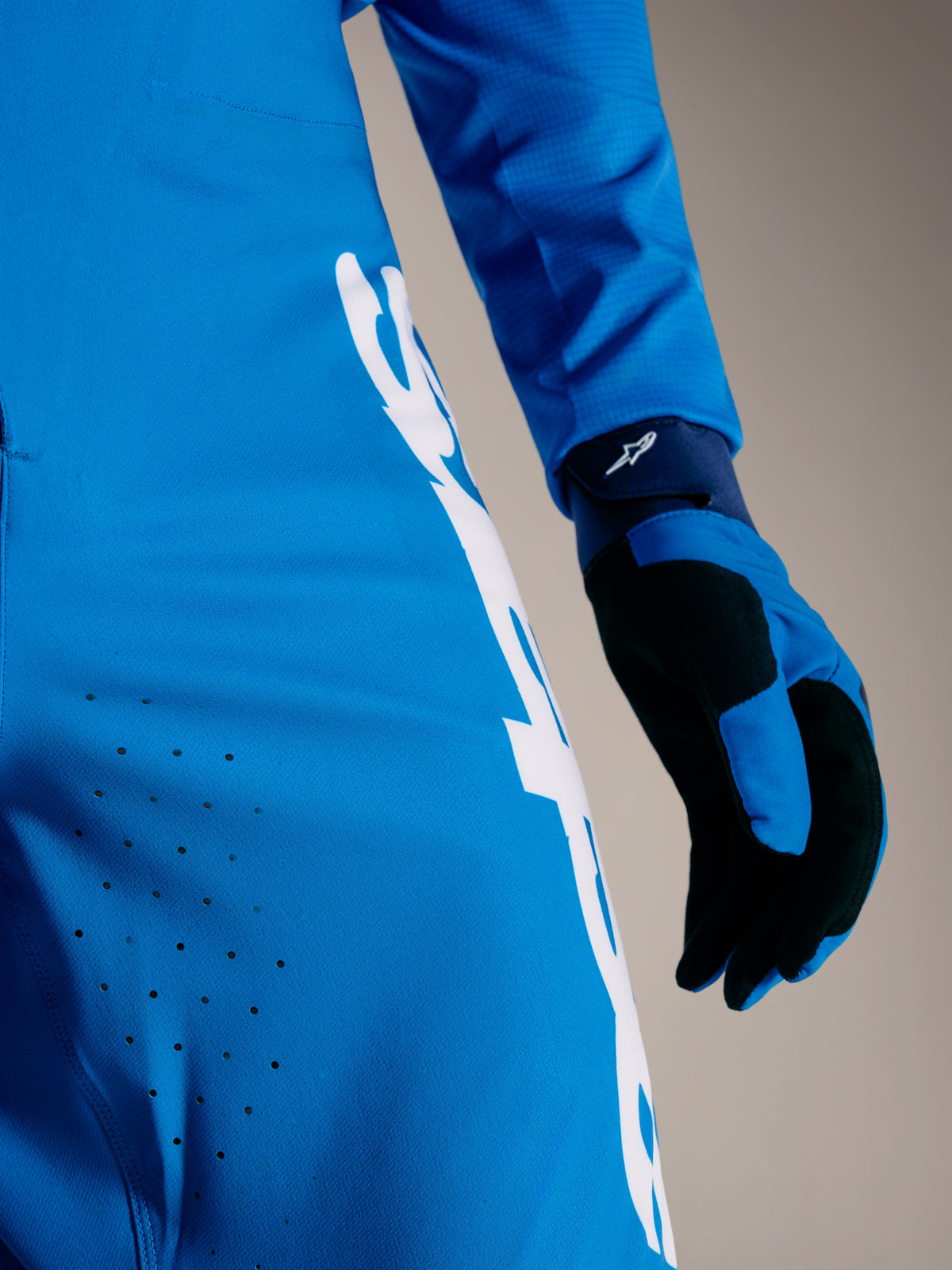 Pantalon A-Supra Elite bleu vif délavé, ventilations découpées au laser et logo Astars blanc sur tissu extensible.
