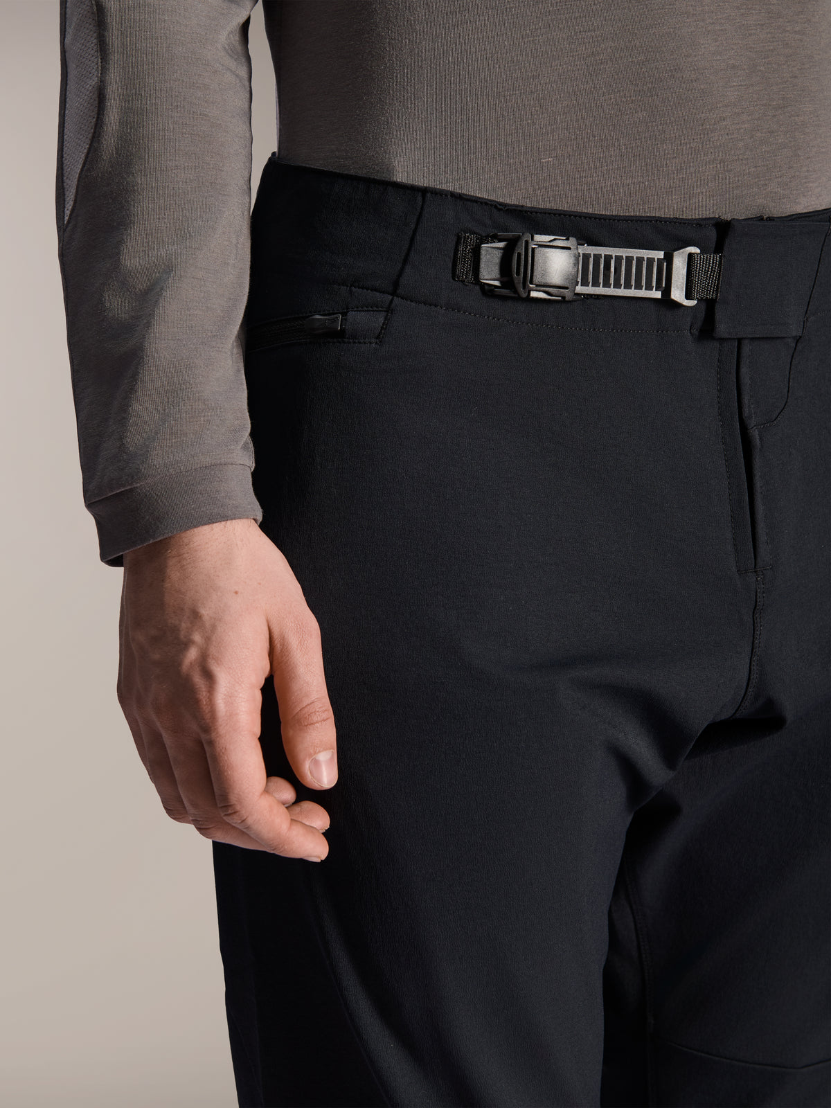 Pantalon Alpinestars A-Dura Elite, noir, gros plan sur le système de fermeture à cliquet avant et la braguette zippée, poche latérale zippée, pantalon technique de VTT conçu en tissu Cordura durable