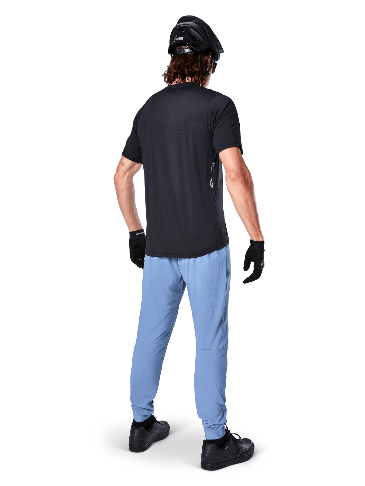 Pantalon Alpinestars A-Dura, pantalon de VTT, Bleu Infinity, vue arrière sur un mannequin portant un t-shirt noir et un casque de cyclisme noir, doté d'un tissu extensible dans 2 directions durable et de chevilles élastiquées, équipement de performance pour le vélo tout-terrain