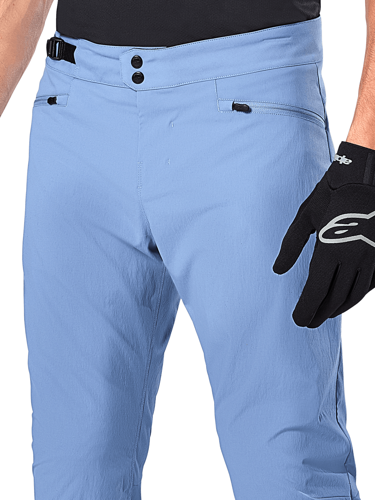 Pantalon Alpinestars A-Dura, pantalon de VTT, Infinity Blue, gros plan sur la taille avec double fermeture à pression et ajusteur latéral, poches zippées, porté avec des gants Alpinestars noirs
