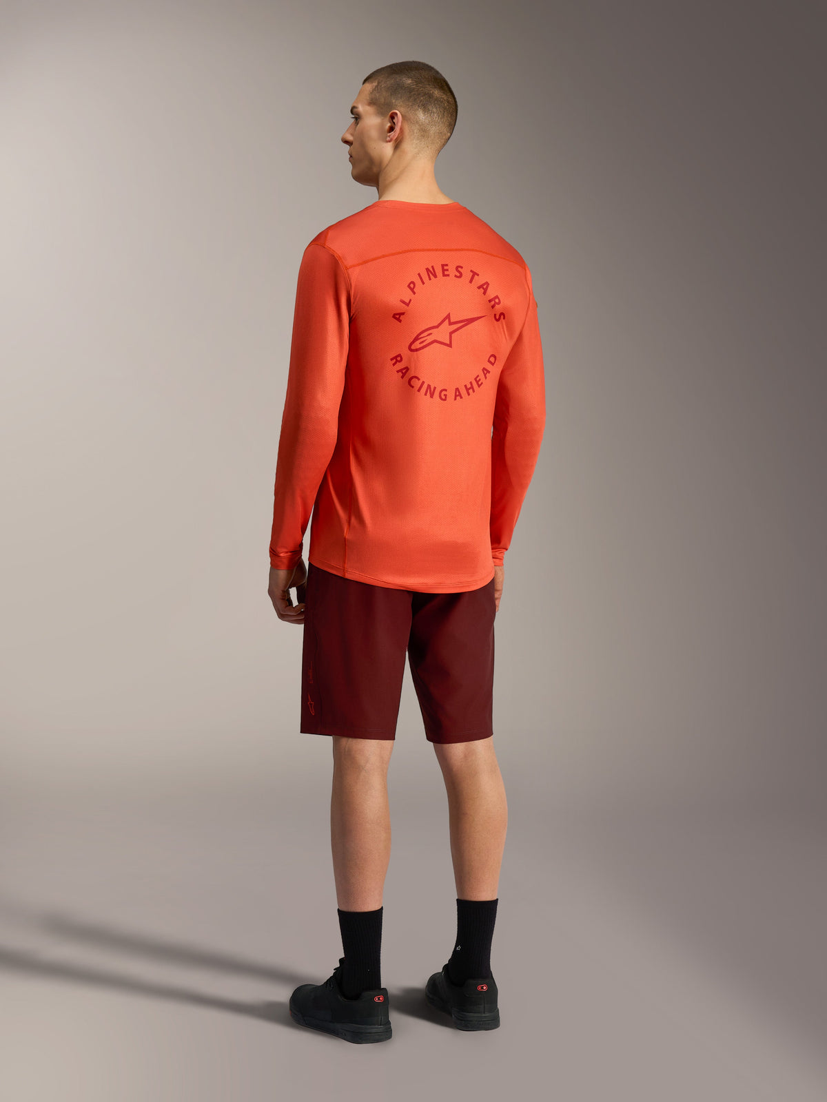 Short Alpinestars A-Dura Ride bordeaux et maillot A-Dura Air LS orange vif, vue arrière de l'équipement VTT.
