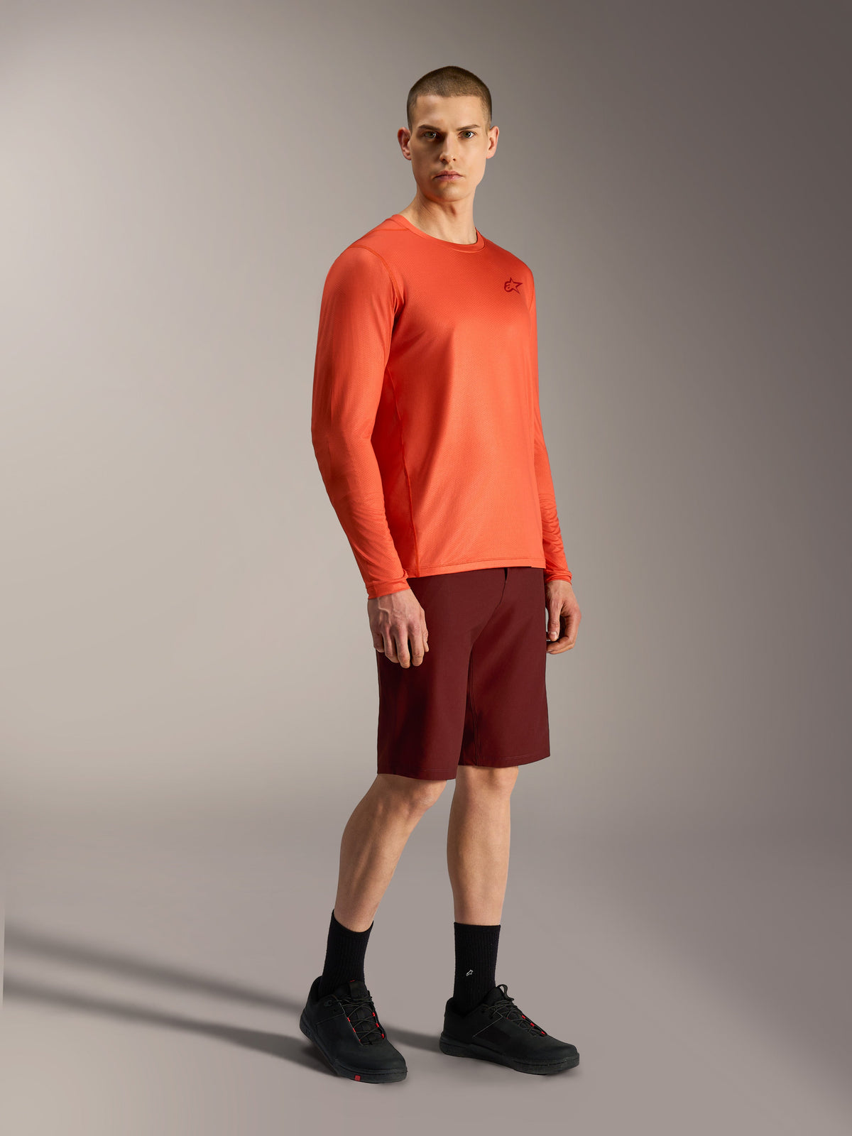 Maillot Alpinestars A-Dura Air orange et short A-Dura Ride bordeaux, équipement de performance pour le VTT.