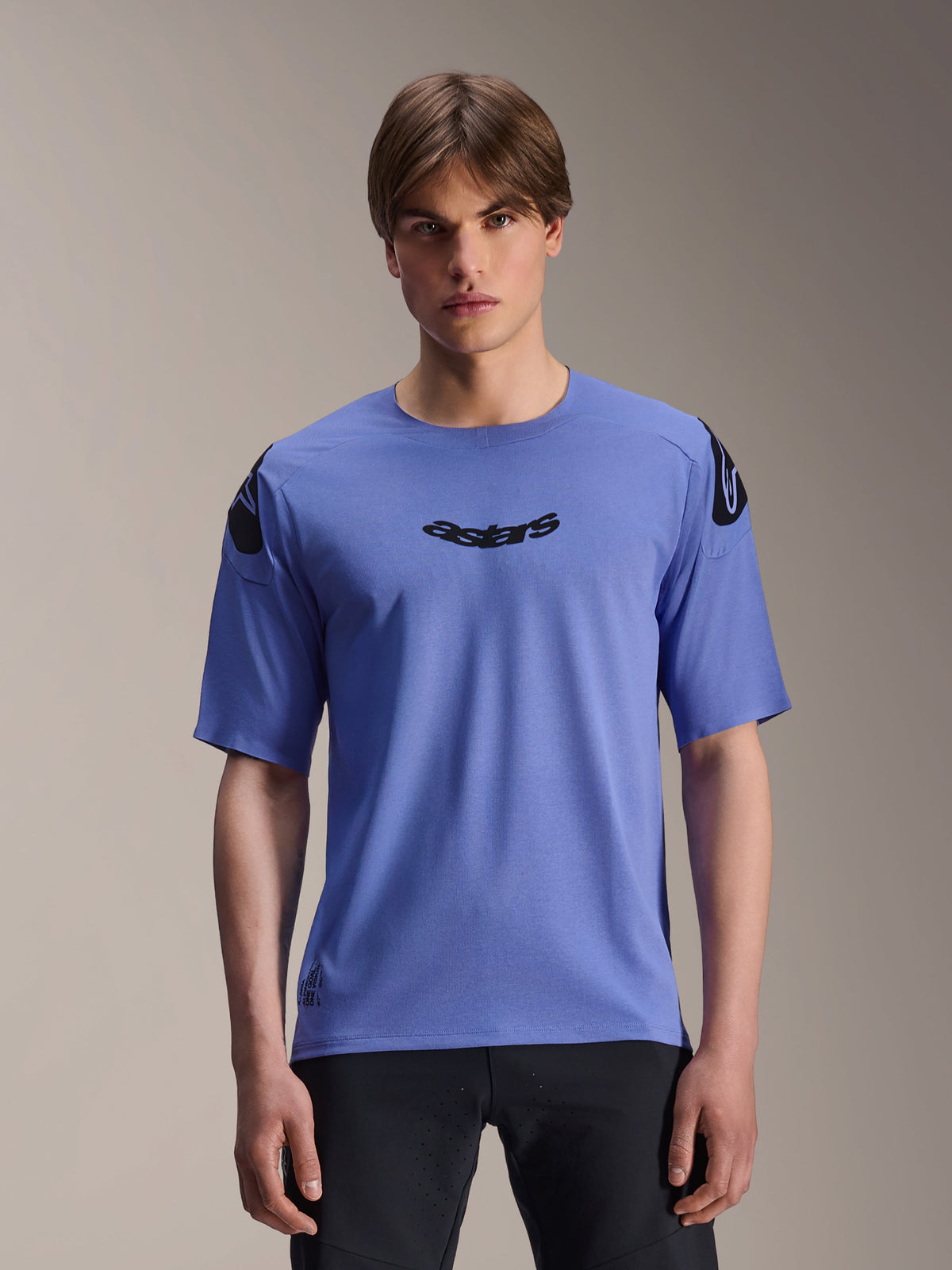 Maillot Alpinestars A-Aria Polartec Elite, maillot de VTT à manches courtes, bleu Baja, porté par un mannequin homme, avec logo « astars » noir sur la poitrine et logos sur les épaules, vêtement de performance pour le trail