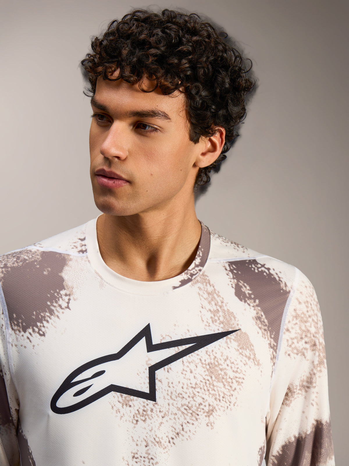 Maillot Alpinestars A-Dura Ride Sand Camo, haut VTT technique à manches longues avec logo étoile noir sur la poitrine.