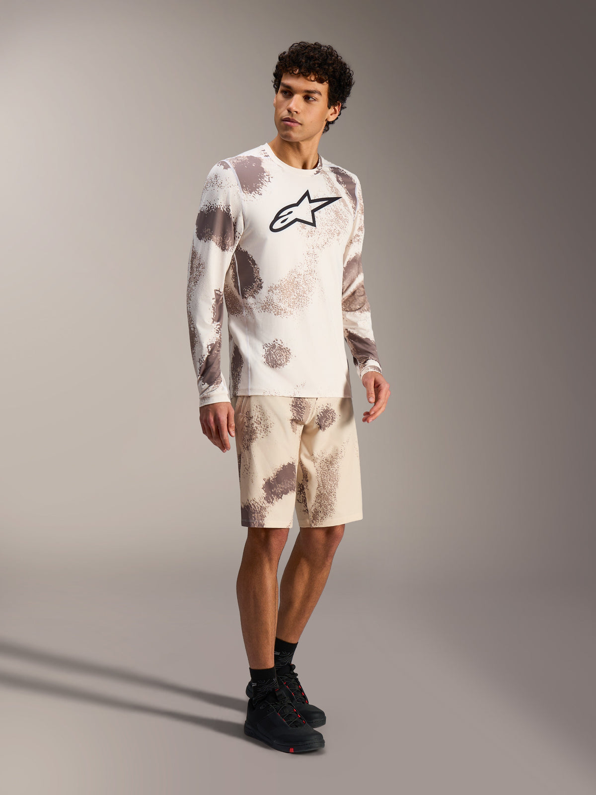 Maillot A-Dura Ride LS et short Sand Camo, tenue VTT technique beige avec logo imposant et motif camouflage.
