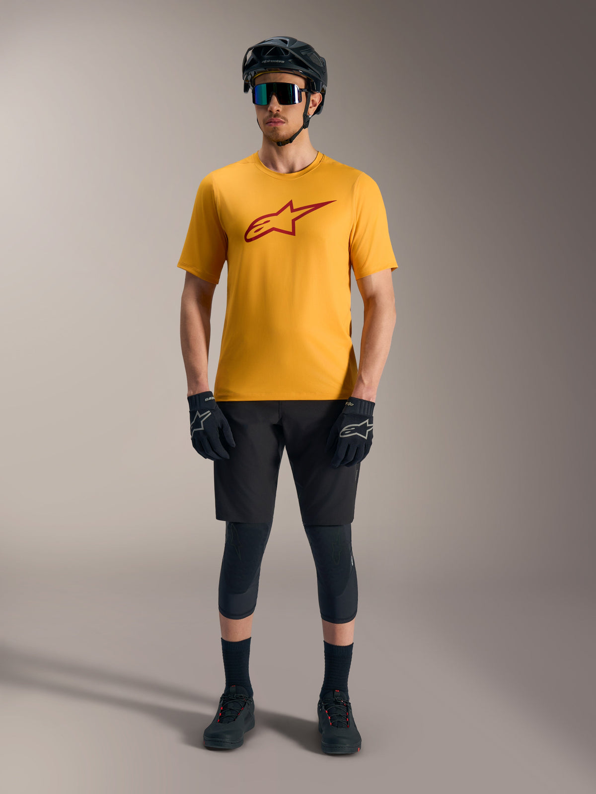 Maillot orange A-Dura Ride à manches courtes, logo Astars rouge sur la poitrine, vêtement technique de VTT Alpinestars.