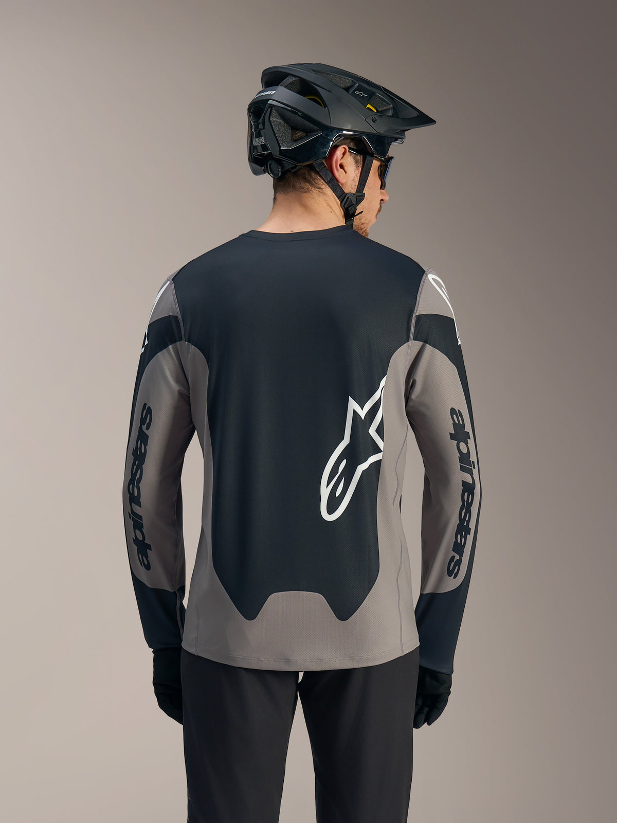 Maillot Alpinestars A-Dura Race manches longues gris et noir, avec logos blancs au dos et sur les manches.