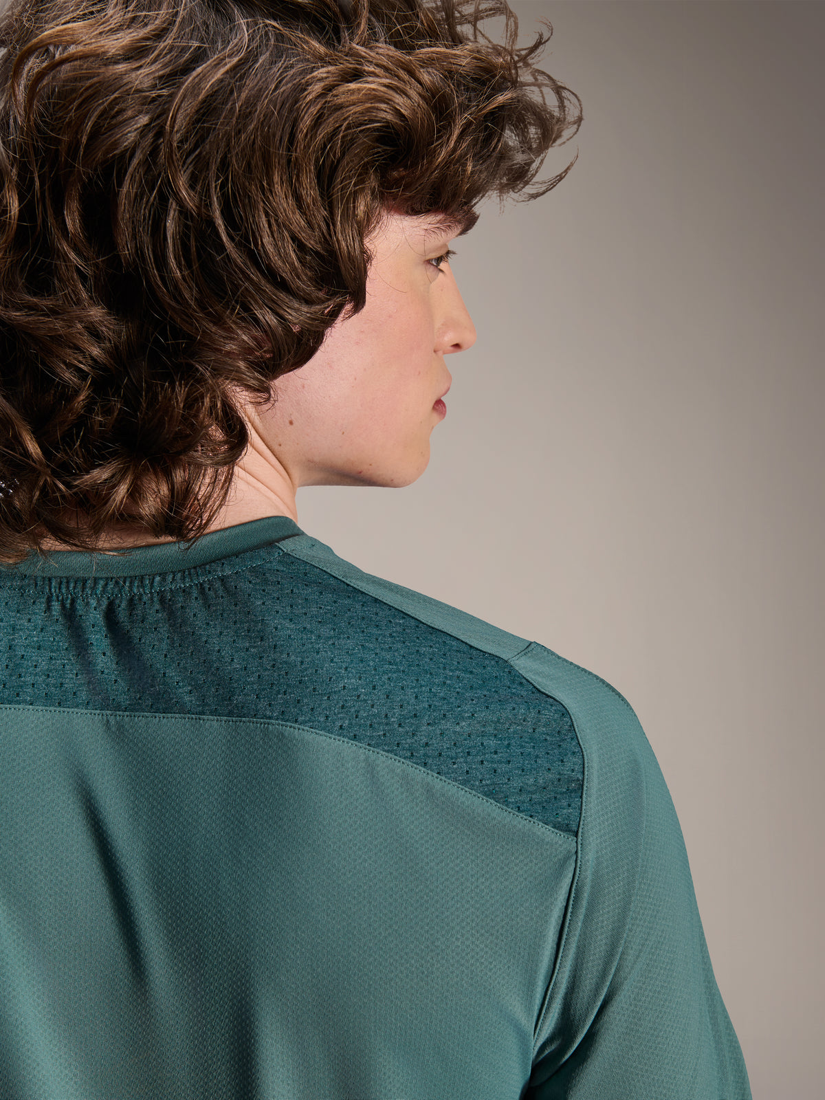 Alpinestars A-Dura Lipan Jersey - Short Sleeve, Silver Pine Green, close-up of back shoulder area showing jacquard fabric texture and breathable mesh panels, casual performance gear for mountain biking