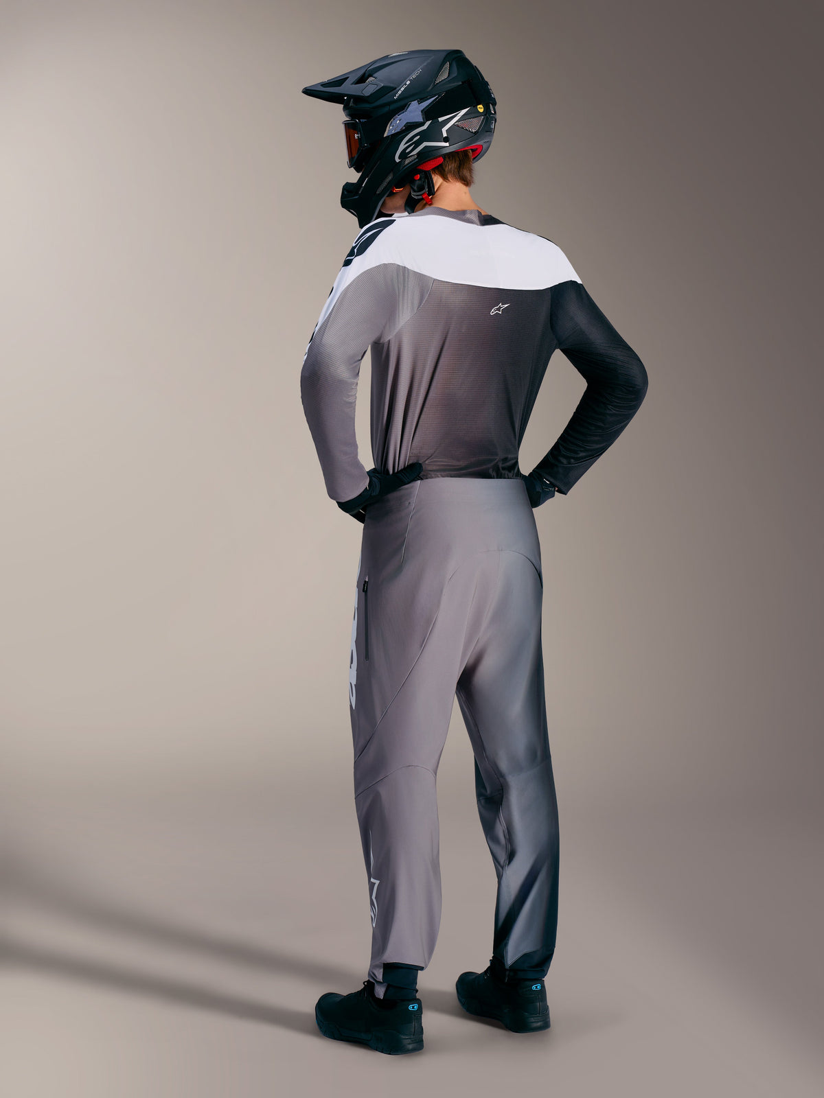 Pantalon A-Supra Elite Gray Fade, vue arrière d'un équipement de VTT haute performance à la coupe athlétique.