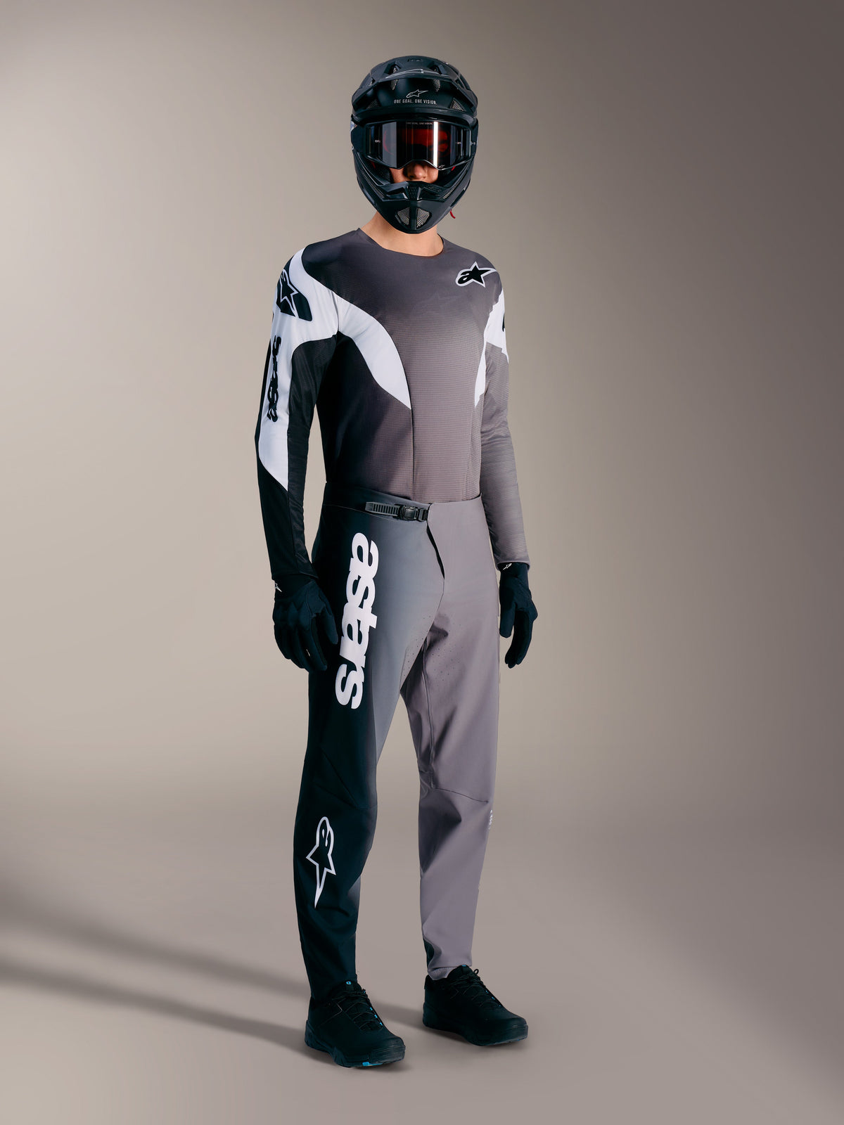 Tenue VTT A-Supra Elite Faded Gray, pantalon de performance à inscription blanche et maillot de course assorti.