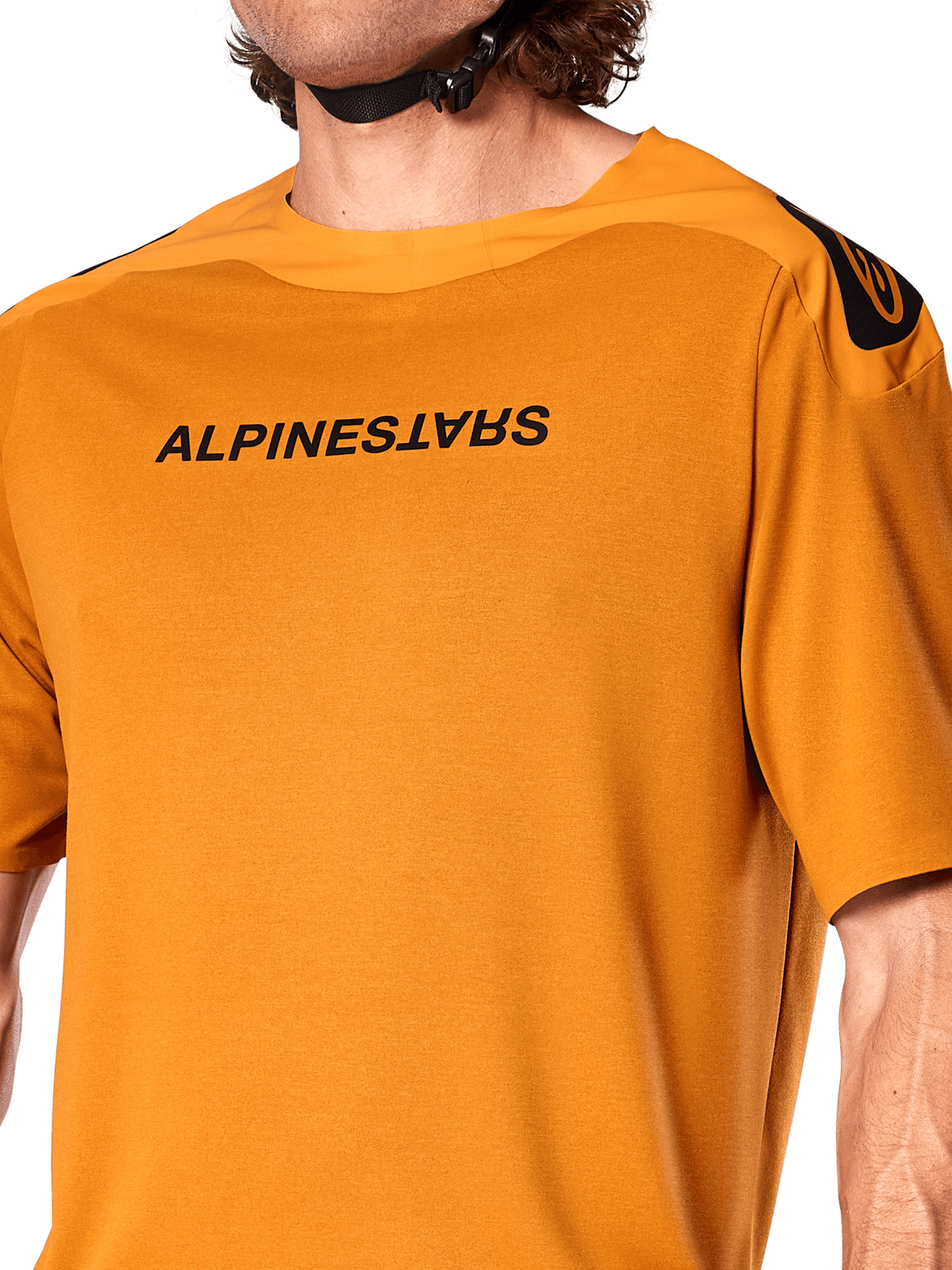 Maillot Alpinestars A-Aria Polartec Switch, maillot de VTT à manches courtes, or foncé, avec logo Alpinestars noir inversé sur la poitrine, tissu technique haute performance pour la pratique du VTT sur sentiers.