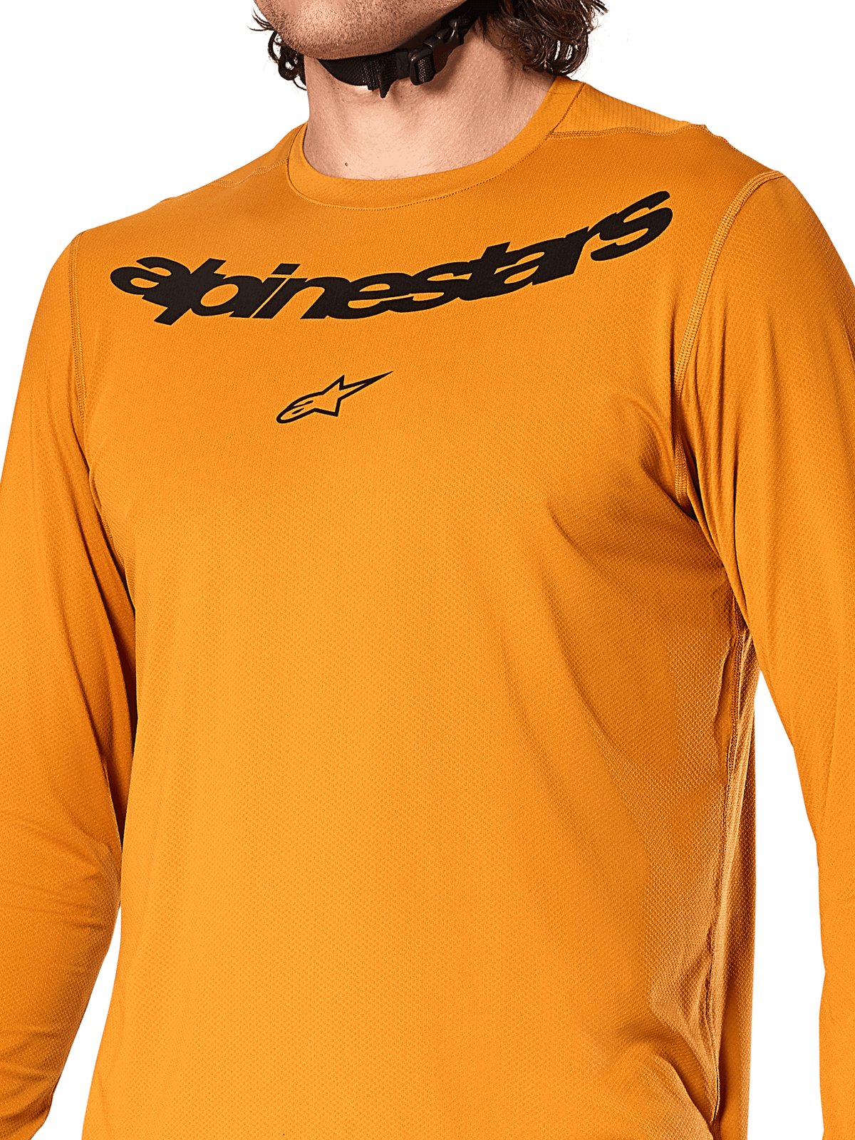 Maillot à manches longues Alpinestars A-Dura Rocker, Or foncé, vue rapprochée de la poitrine présentant le lettrage et le logo Alpinestars noirs, tissu jacquard texturé évacuant l'humidité, vêtement technique de VTT