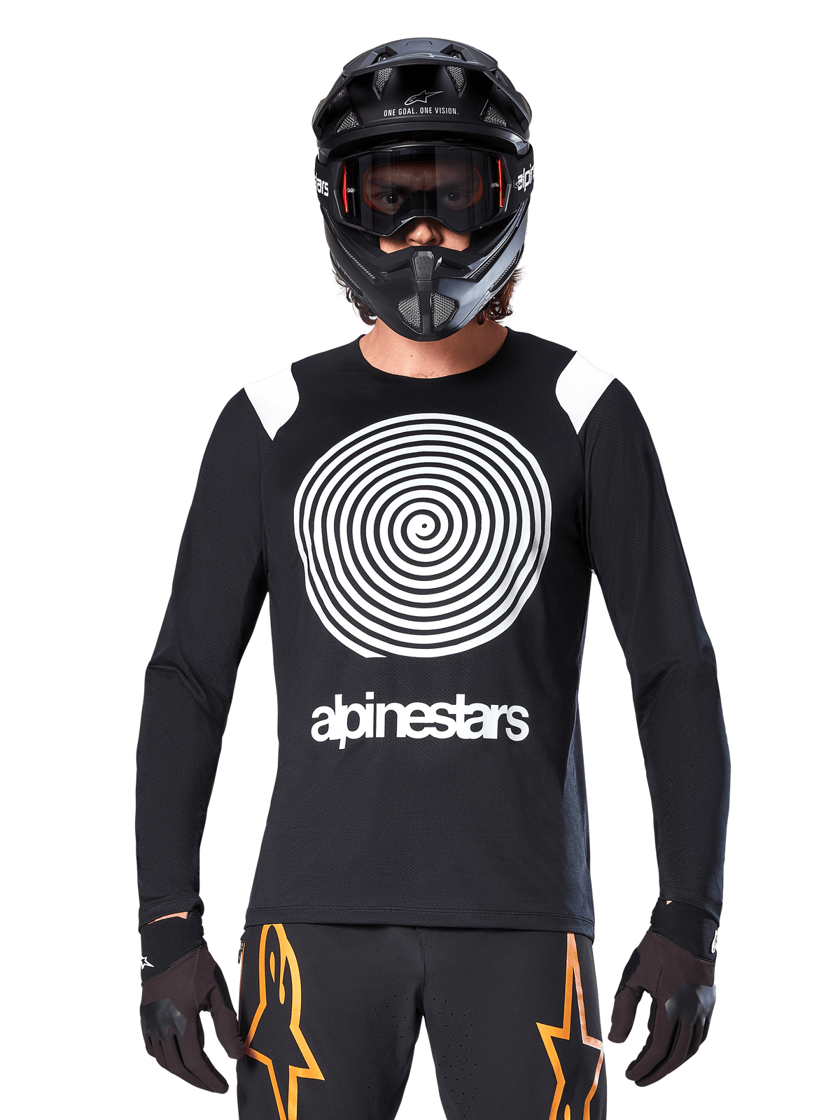 Maillot à manches longues Alpinestars A-Supra Oscar, noir avec graphique en spirale blanc et accents aux épaules, porté par un cycliste avec un casque intégral noir et des lunettes, pantalon noir et orange, équipement de cyclisme de performance pour le VTT gravity
