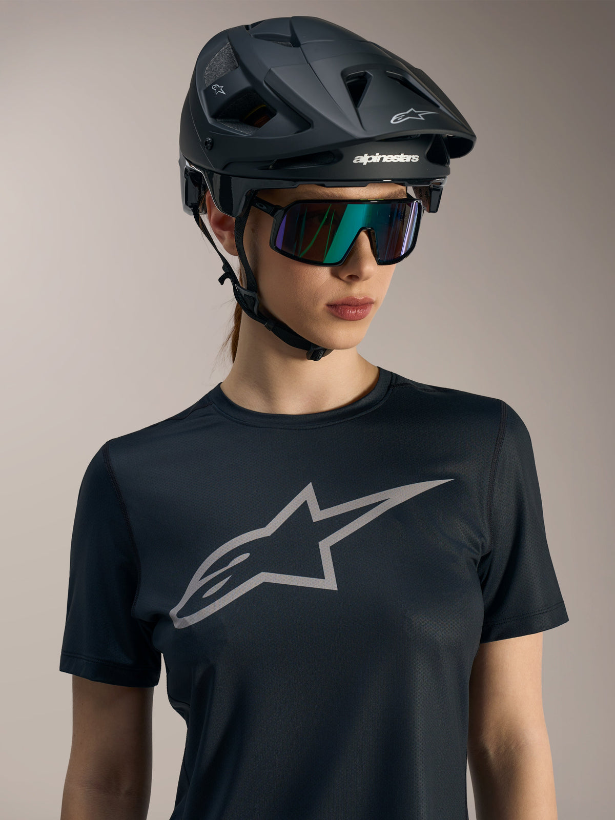 Maillot Stella A-Dura Ride femme noir, grand logo gris, avec casque VTT et lunettes de soleil
