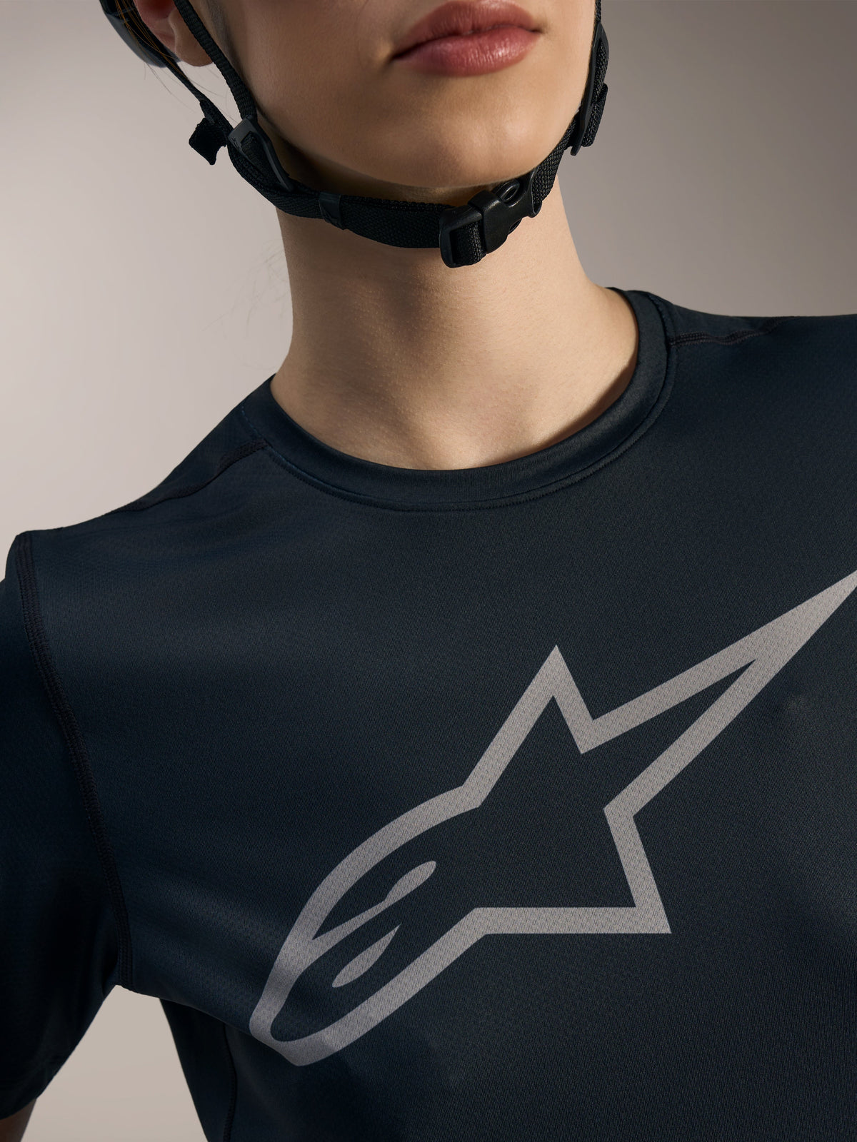 Maillot Stella A-Dura Ride noir pour femme avec logo Astars argenté sur la poitrine, équipement technique de VTT.