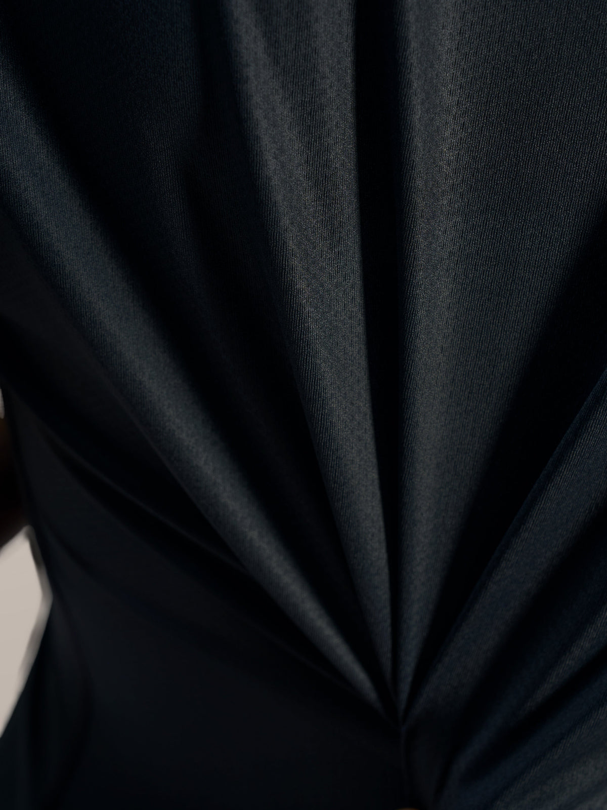 Détail du tissu jacquard noir du maillot VTT Stella A-Dura Ride, texture performante, souple et respirante.
