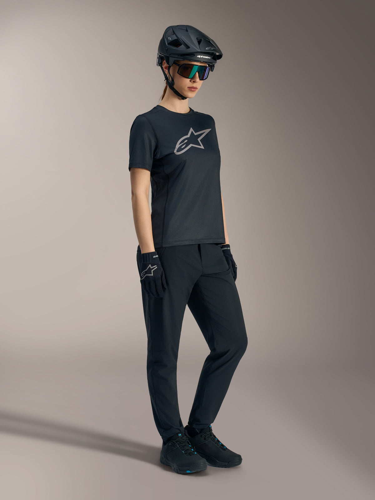 Maillot de VTT Stella A-Dura Ride noir pour femme, manches courtes avec logo Alpinestars argenté sur la poitrine.