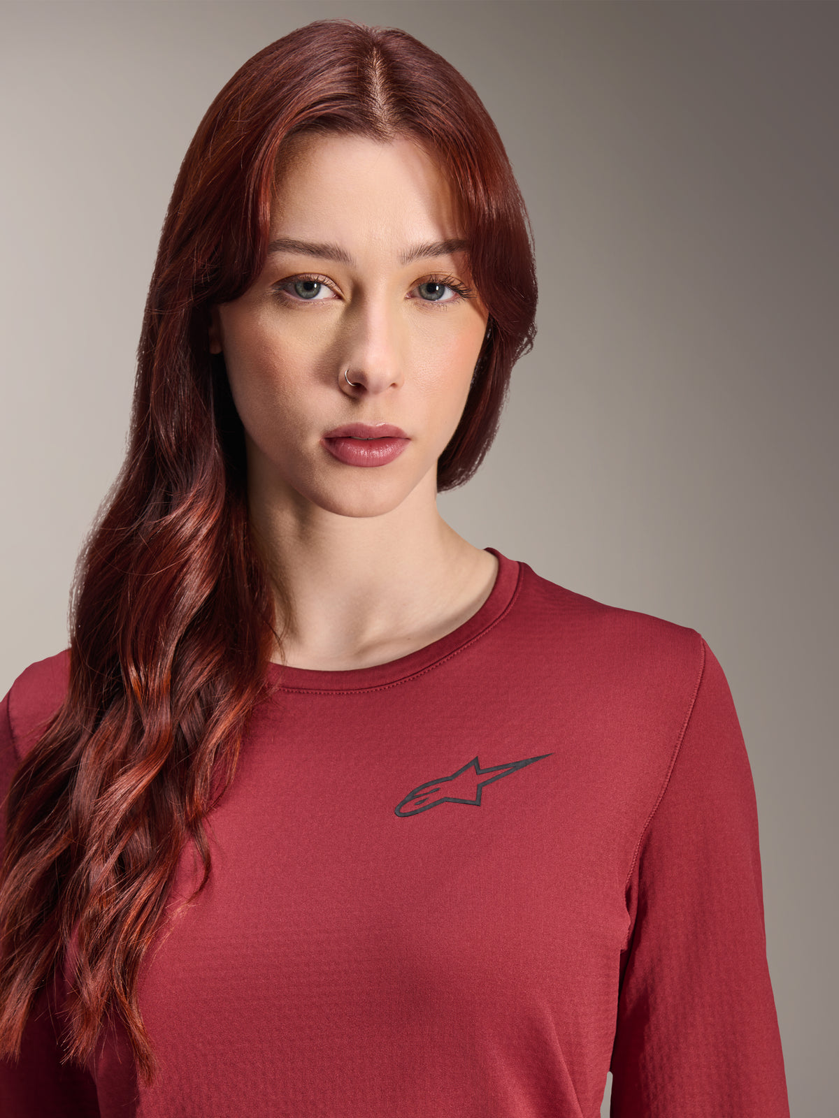 Maillot Alpinestars Stella A-Dura Thermal, maillot de VTT à manches longues pour femme, bordeaux, vue en gros plan avec logo étoile noir sur la poitrine, équipement technique isolant pour le VTT par temps froid
