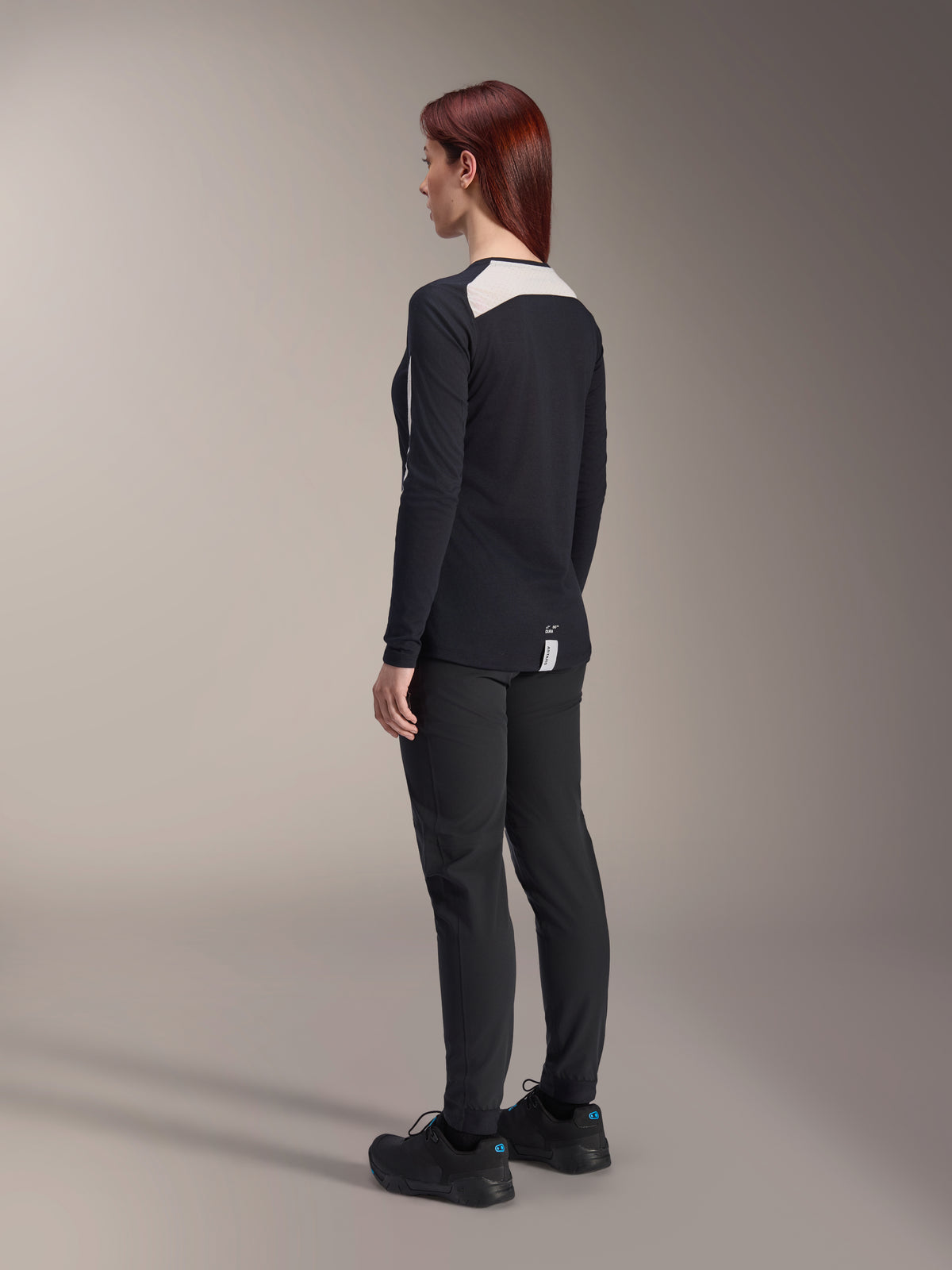 Maillot à manches longues Alpinestars Stella A-Dura Dri Astar pour femme, noir, vue de dos montrant un empiècement en maille blanche sur le haut du dos et les épaules, équipement de performance pour le cyclisme VTT