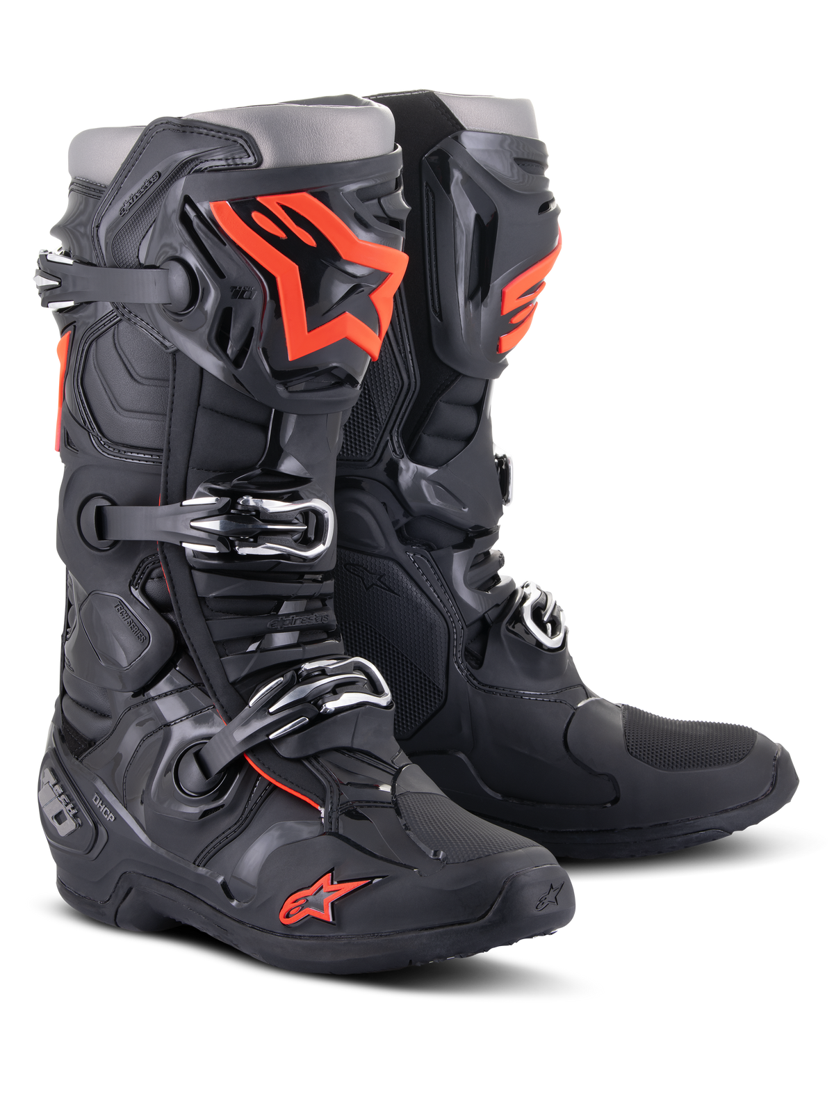 Bottes Alpinestars Tech 10, bottes de motocross, noir et rouge fluo, dotées d'un système de fermeture à trois boucles, d'une coque technique en TPU et de logos orange vifs, chaussures de protection de qualité professionnelle pour les courses tout-terrain.