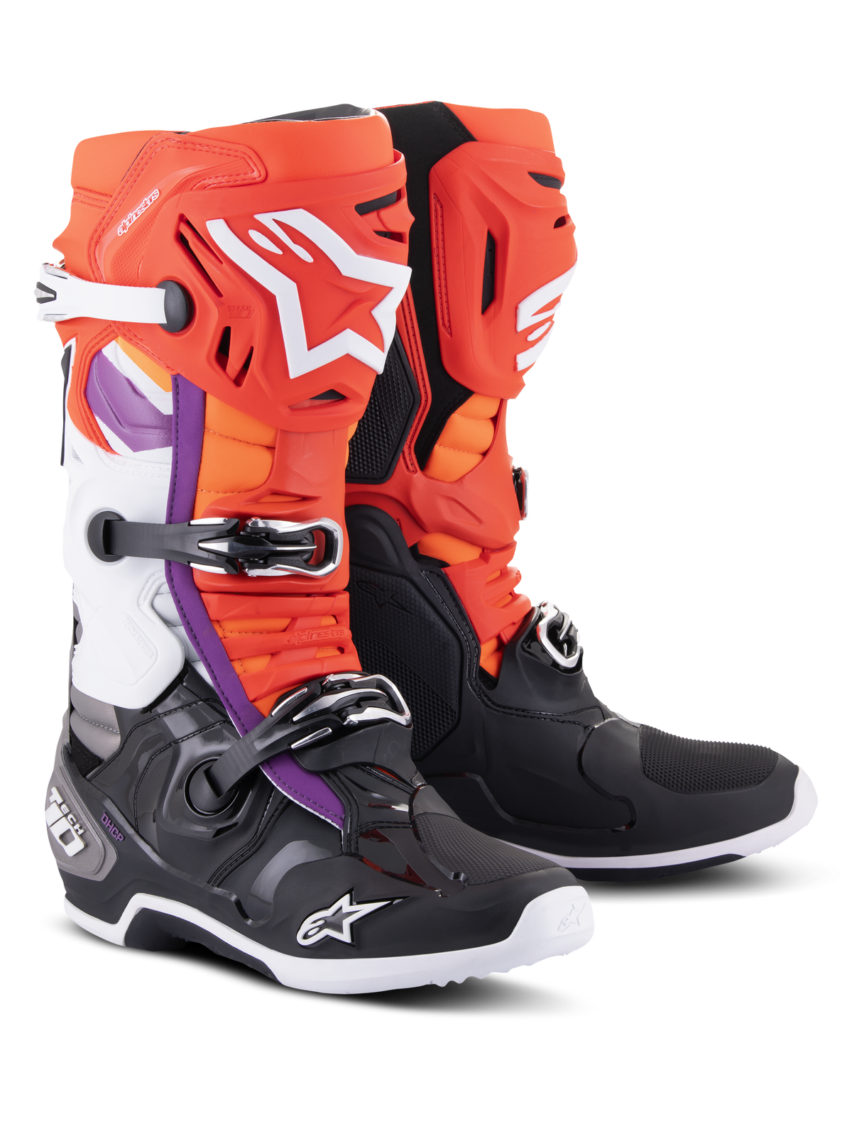 Bottes Alpinestars Tech 10, bottes de motocross, noir et orange fluo avec des accents rouges et violets, dotées d'un système de fermeture à triple boucle, logos Alpinestars blancs sur le tibia et la pointe, et une coque en TPU durable pour des performances de course tout-terrain