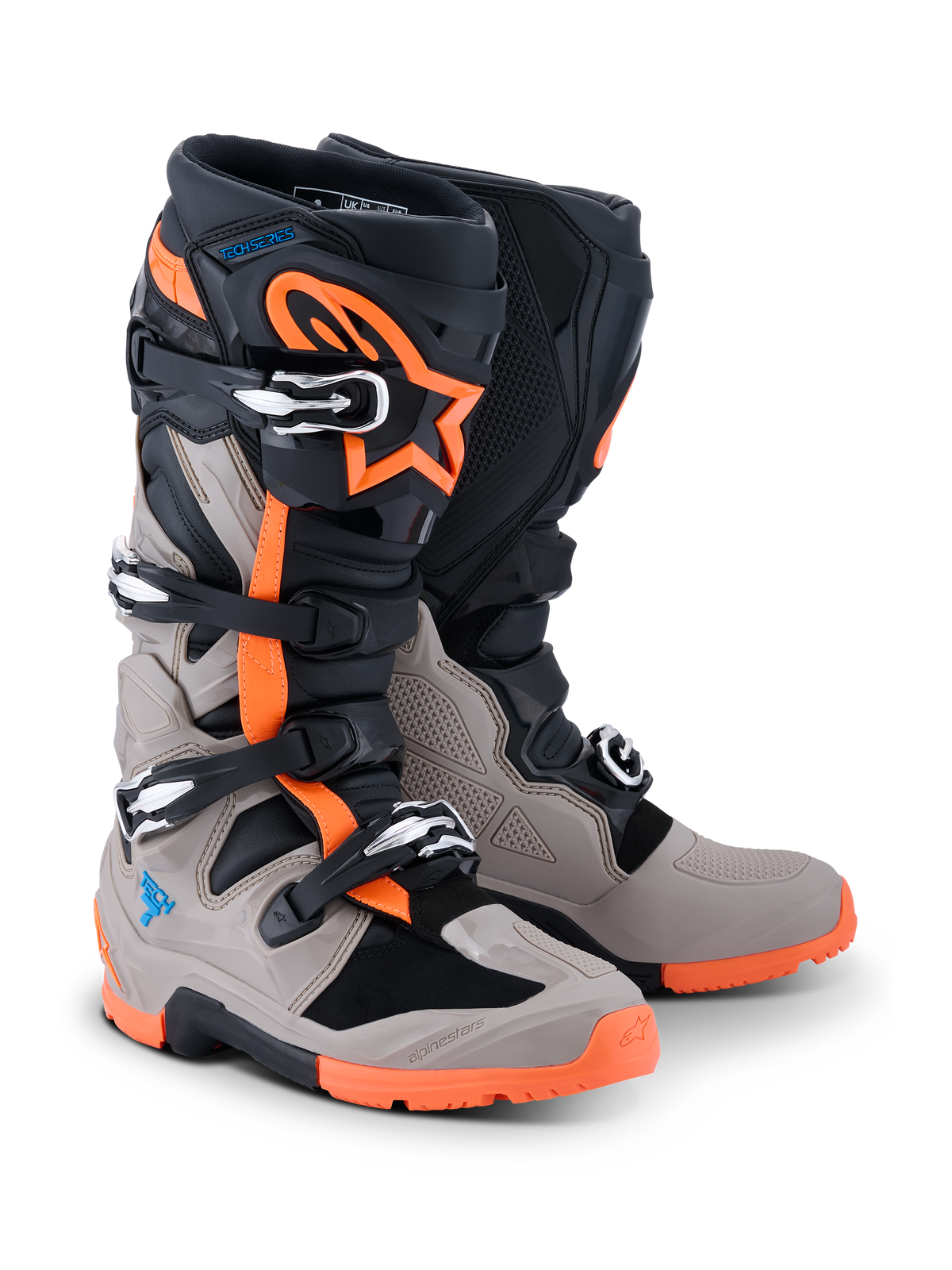 Bottes Alpinestars 2026 Tech 7 Enduro, noir, gris chaud et orange fluo, bottes de moto tout-terrain avec quatre boucles de fermeture, semelle orange robuste, panneaux de protection en TPU et logos Alpinestars