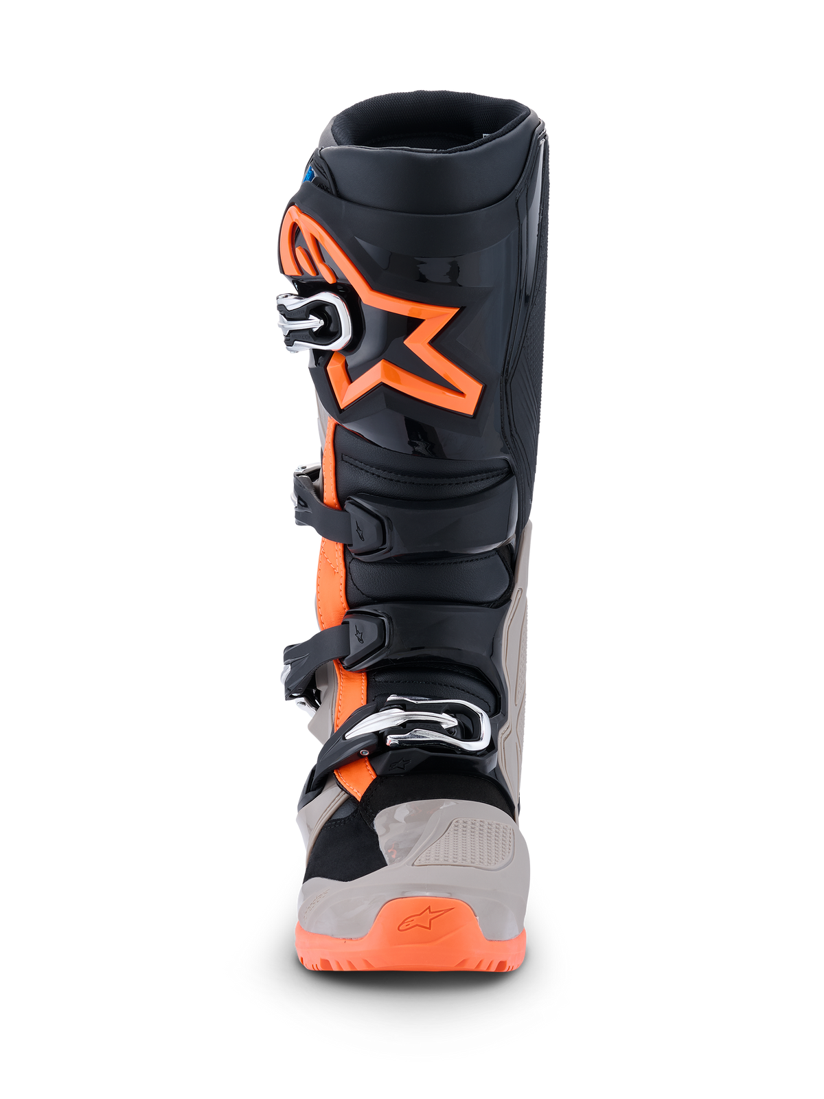 Bottes Alpinestars Tech 7 Enduro 2026, bottes de motocross et d'enduro, Noir, Gris Chaud et Orange Fluo, vue de face avec un grand logo étoile orange sur le tibia, un système de fermeture à boucles multiples et des panneaux de protection robustes pour la performance tout-terrain.