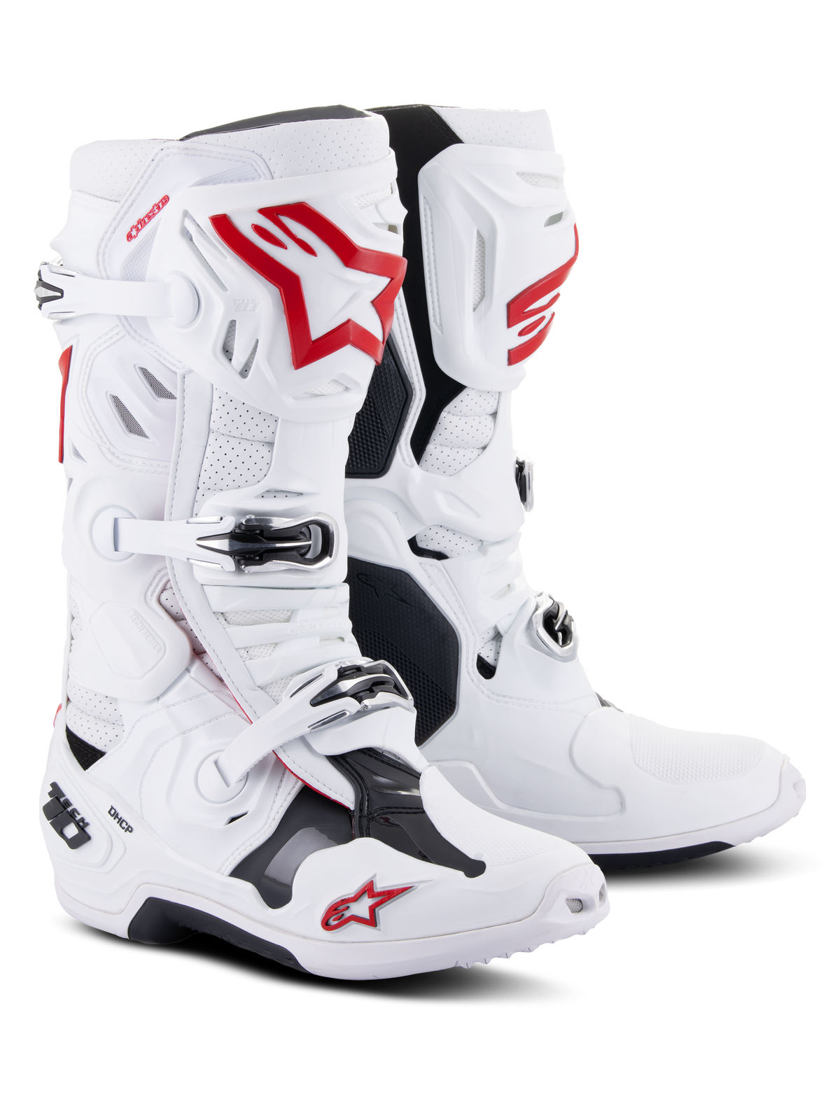Bottes Alpinestars Tech 10 Supervented, bottes de motocross, blanc et rouge vif, dotées d'une microfibre perforée pour la circulation de l'air, de logos Astars rouges proéminents, de fermetures à boucles noires et d'un châssis en TPU renforcé pour des performances tout-terrain.