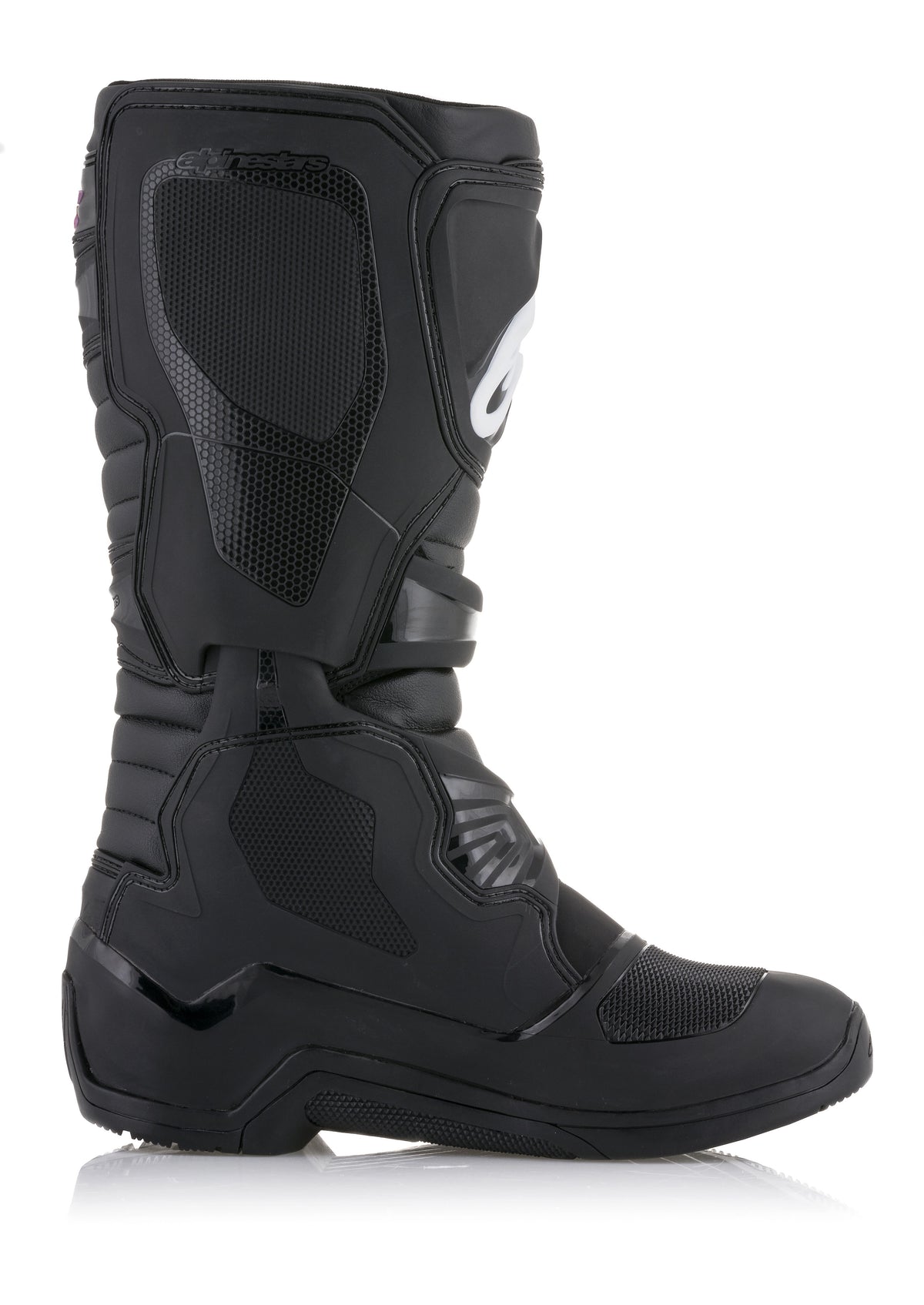 Bottes Alpinestars Tech 3, bottes de motocross, noires, vue de profil présentant des panneaux de protection en TPU texturé et le logo Alpinestars blanc, construction durable en microfibre avec soufflets flexibles, semelle robuste pour la performance tout-terrain