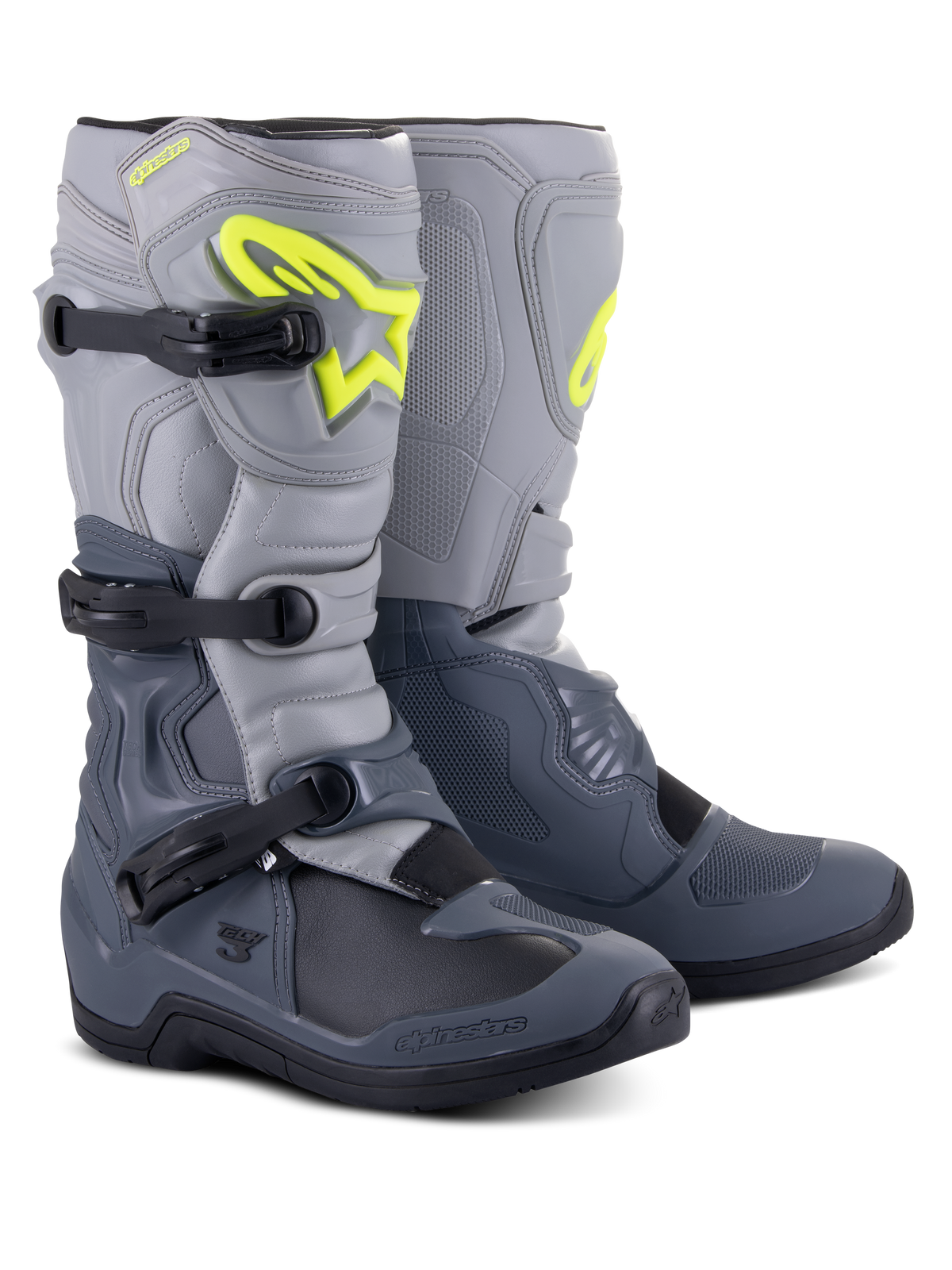 Bottes Alpinestars Tech 3, bottes de motocross, gris foncé, gris clair et noir, avec un logo Alpinestars jaune fluo proéminent, un système de fermeture à trois boucles et des panneaux de protection renforcés pour la performance tout-terrain.