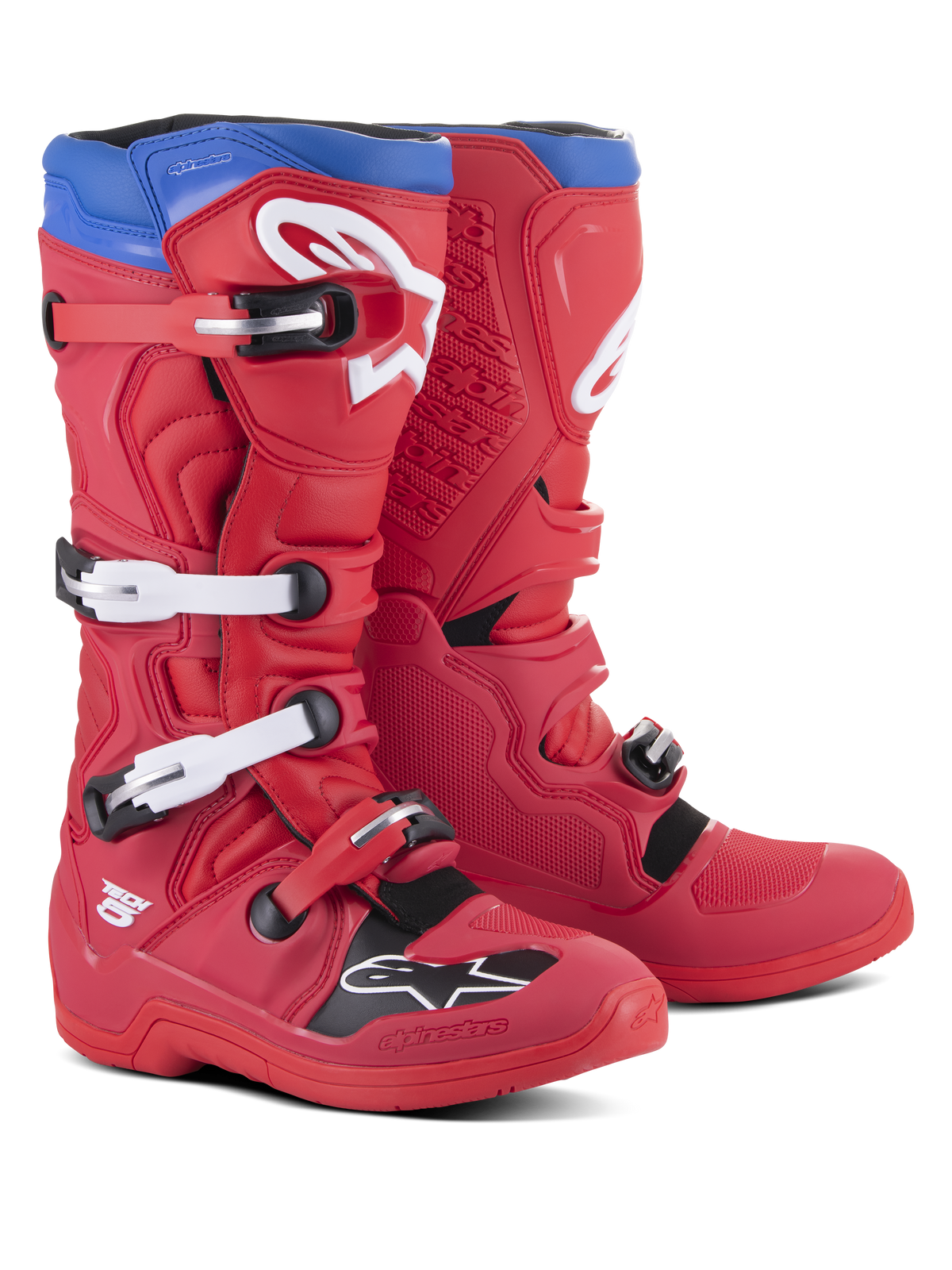 Bottes Alpinestars Tech 5, bottes de motocross, rouge vif et bleu alpin, dotées de quatre boucles réglables blanches, logo Alpinestars blanc sur le tibia et le bout du pied, col supérieur bleu et panneaux de protection noirs, conçues pour la performance et la durabilité tout-terrain