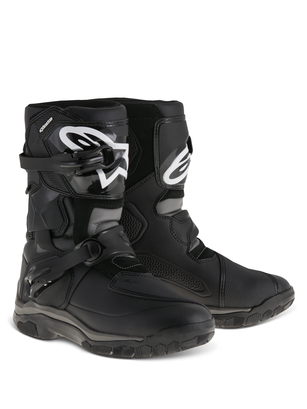 Bottes Alpinestars Belize Drystar®, bottes de moto d'aventure et touring, noires, conception basse avec système de fermeture à double boucles, plaque de tibia en TPU avec logo Alpinestars blanc, semelle extérieure robuste en caoutchouc vulcanisé pour un usage mixte route et sentier
