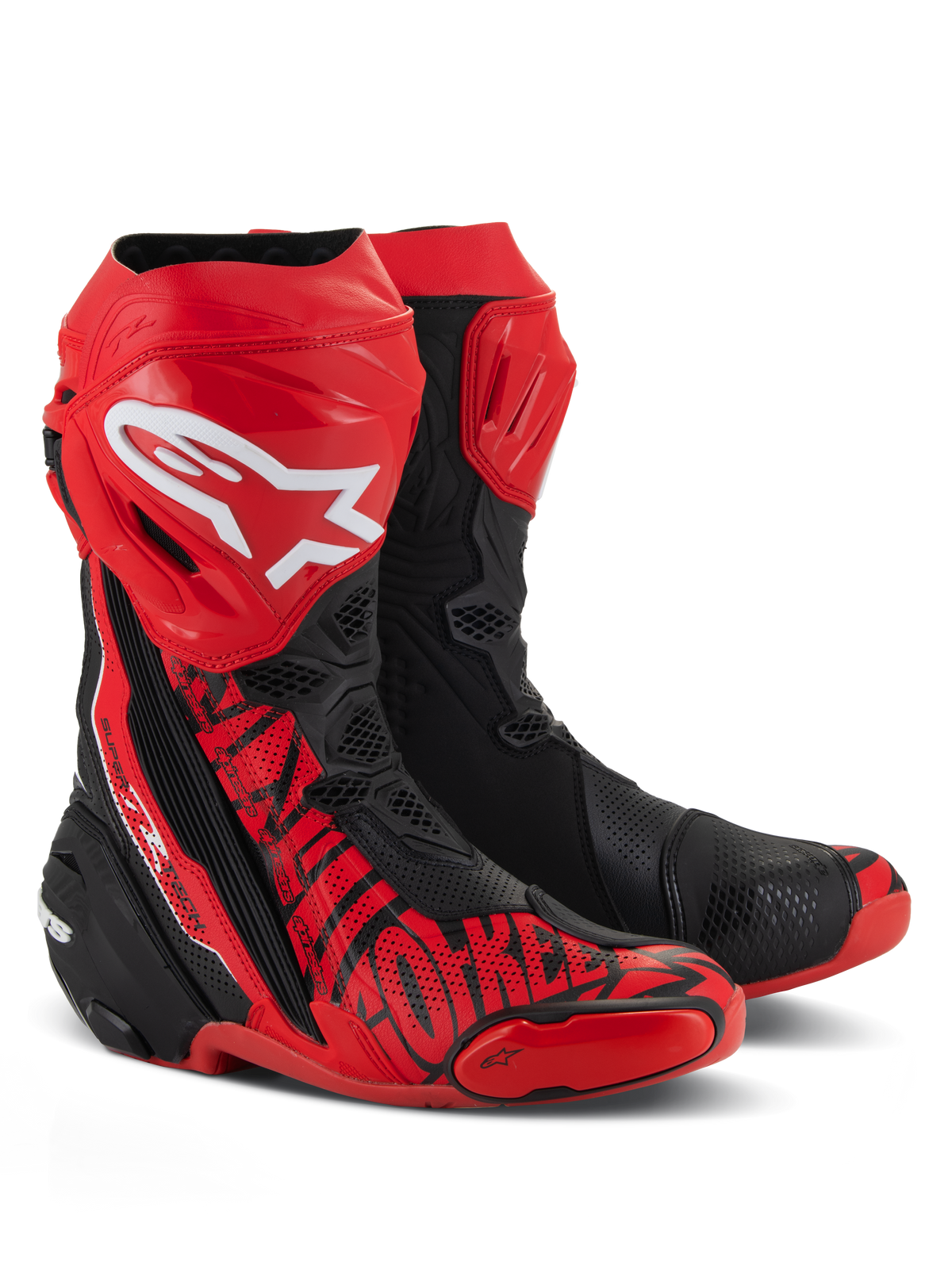 Bottes Alpinestars Supertech R LE Pecco Bagnaia Vented, bottes de moto de course, rouge et noir, avec un grand logo Alpinestars blanc sur le tibia, des perforations étendues pour la circulation de l'air et des graphismes rouges spécialisés sur la pointe et le côté.