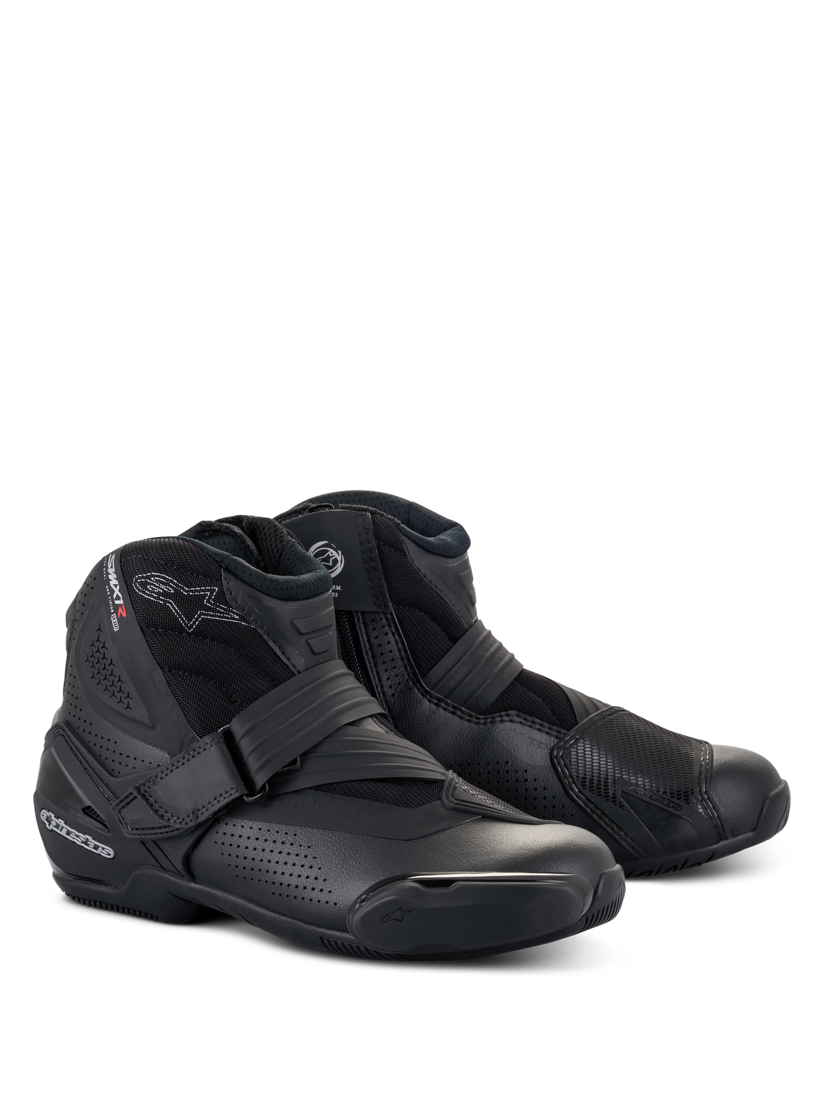 Bottes Alpinestars SMX-1 R V2 Vented, bottines de moto coupe basse, design entièrement noir, dotées d'une tige en microfibre perforée, d'un contrefort de talon et d'un protège-sélecteur en TPU, avec sangle de serrage et fermeture éclair latérale, vue de trois-quarts avant