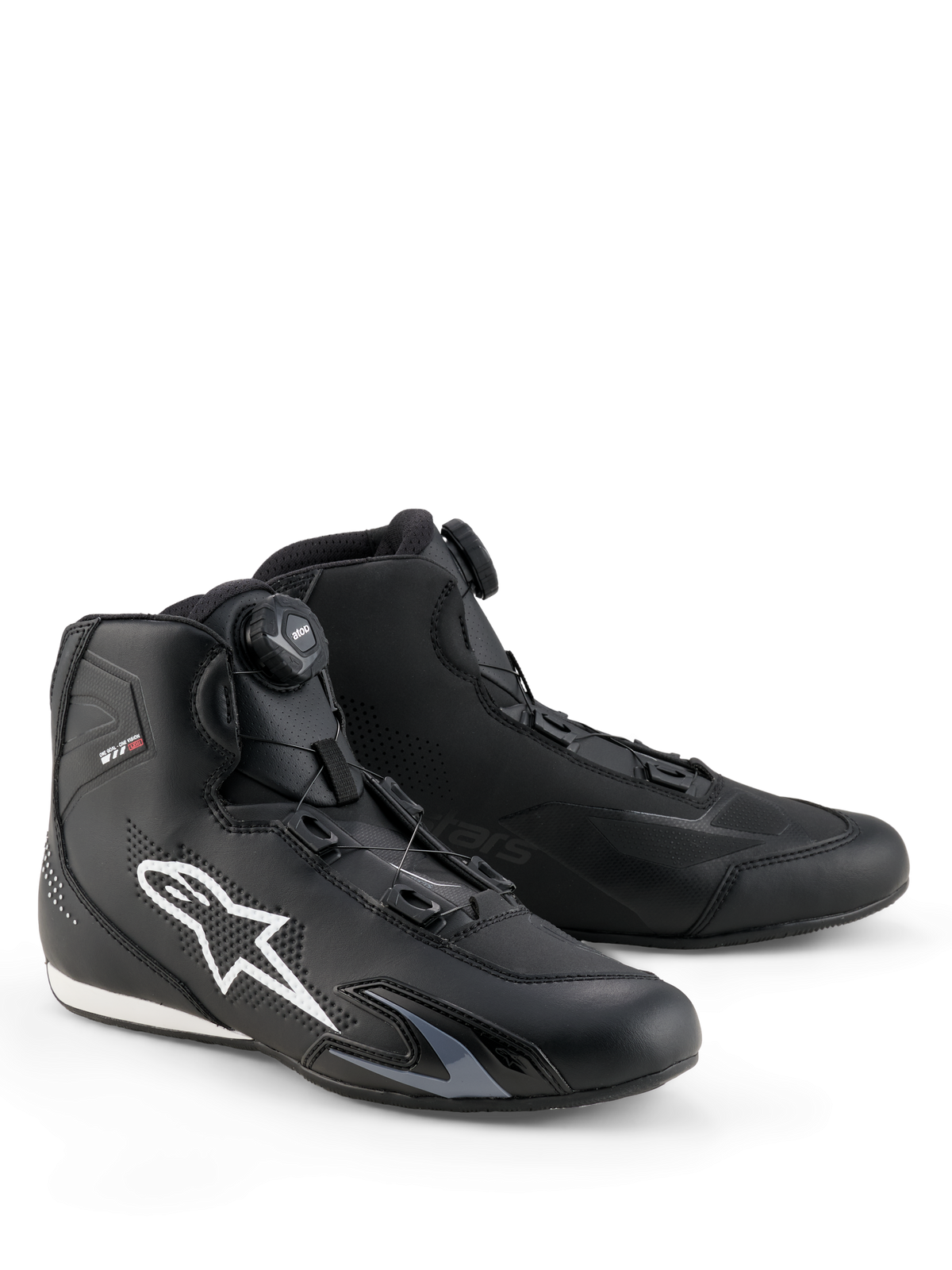 Chaussures Alpinestars Celer, chaussures de moto, noir et blanc, dotées du cadran du système de fermeture Rotor, grand logo Astar blanc sur le côté, construction technique en microfibre pour des performances sportives sur route
