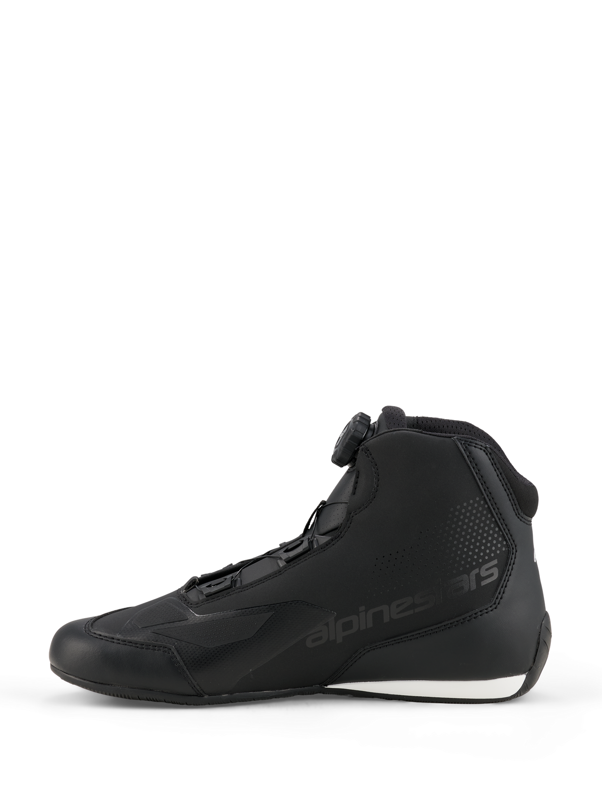 Chaussures Alpinestars Celer, chaussures de moto, noir et blanc, profil latéral présentant la molette du système de fermeture Rotor, construction élégante en microfibre avec logo embossé et contraste blanc sur le talon.
