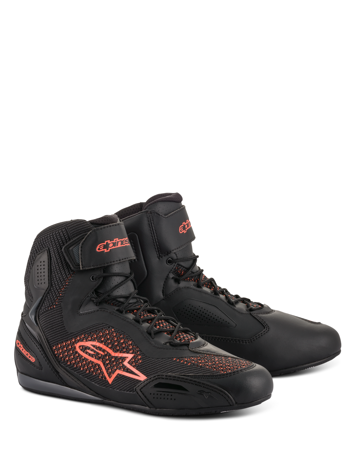 Chaussures Alpinestars Faster-3 Rideknit, chaussures de moto, noir et rouge fluorescent, dotées de panneaux en maille respirante et d'une construction en microfibre légère, profil montant avec logo Alpinestars sur le côté et le talon, fermeture à lacets sécurisée avec sangle de cheville auto-agrippante