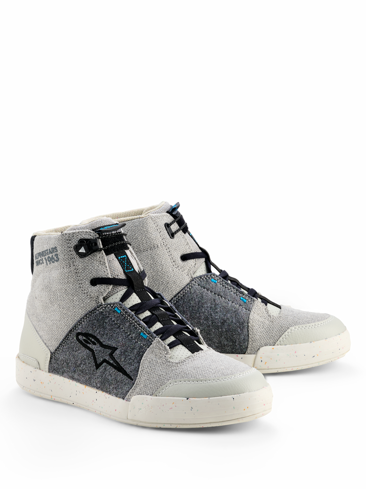 Chaussures de moto Alpinestars Circal, équipement de moto urbain, gris noir et bleu méthyle, style baskets montantes avec toile gris clair et empiècements en feutre recyclé gris foncé, logo étoile noir et semelle en caoutchouc moucheté.