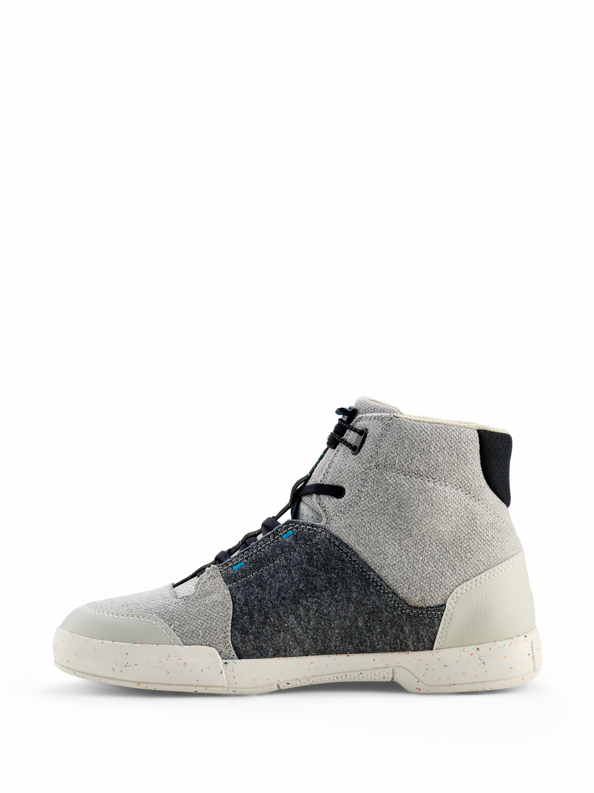 Chaussures de moto Alpinestars Circal, chaussures de moto urbaines, gris, noir et bleu méthyle, profil latéral avec matériaux en toile et feutre recyclé, semelle blanc cassé mouchetée, style montant décontracté pour la conduite urbaine