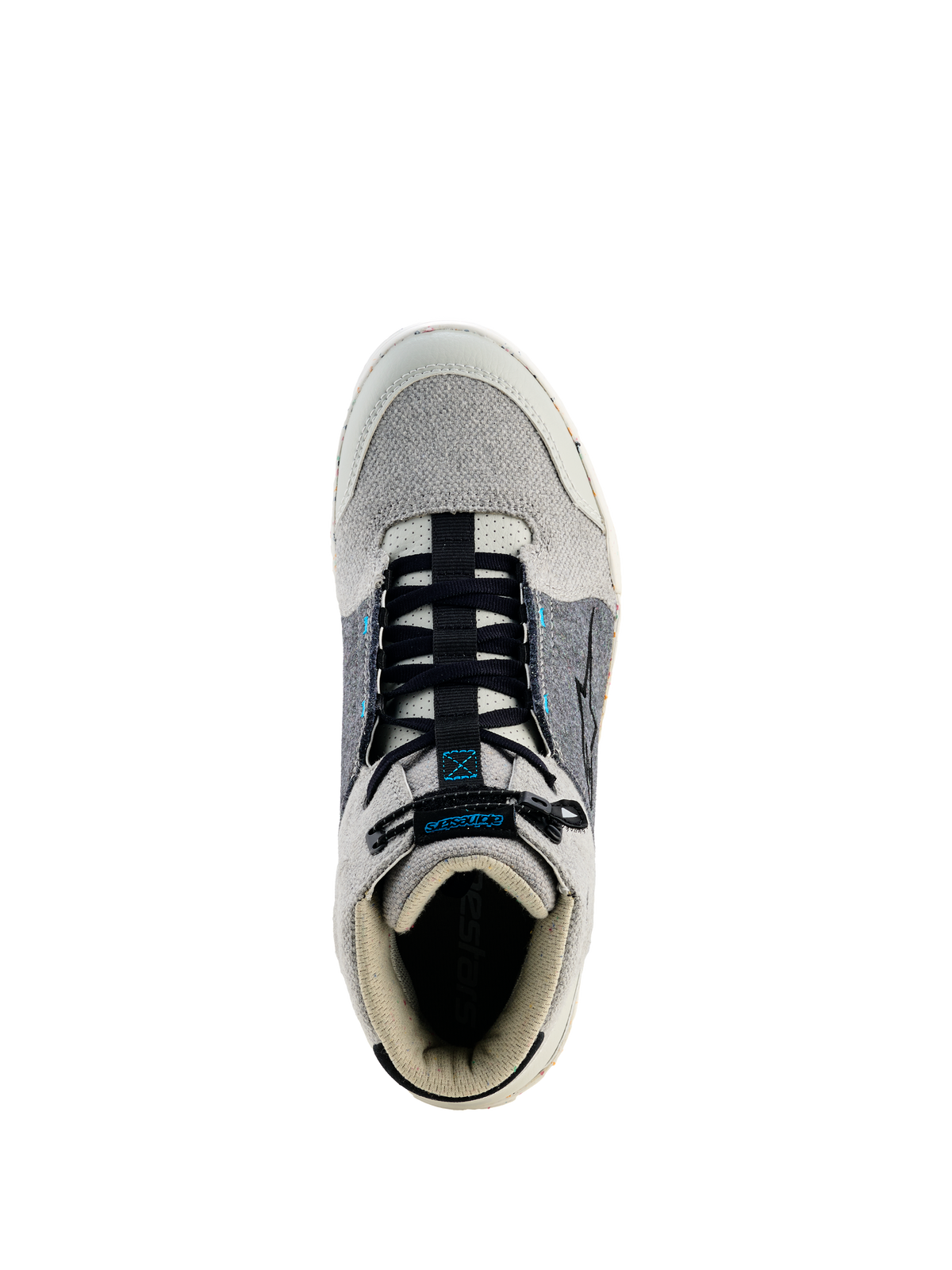 Chaussures de moto Alpinestars Circal, chaussures de moto urbaines, gris, noir et bleu méthyle, vue de dessus montrant les lacets élastiques noirs, le bout et le col en toile gris clair, les panneaux latéraux gris foncé avec des accents bleus, équipement de conduite urbaine protecteur et durable