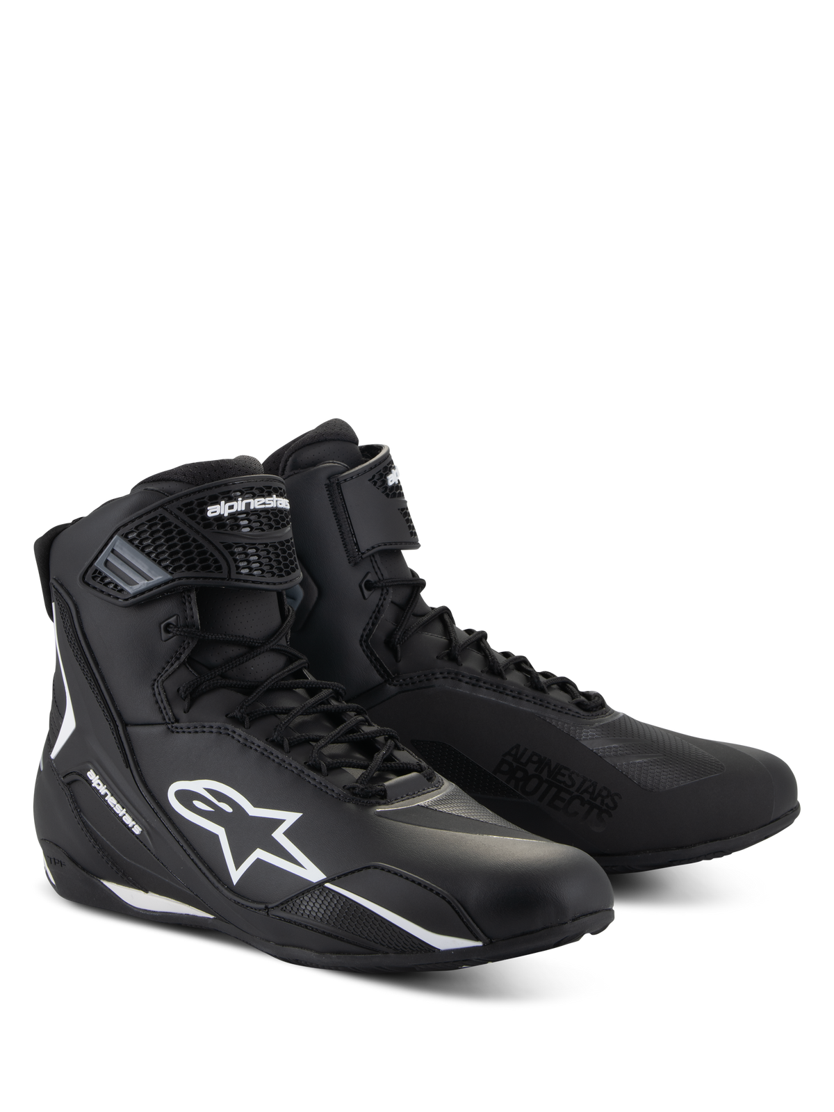 Chaussures Alpinestars Faster-4, chaussures de moto noires avec détails blancs, coupe mi-haute avec logo Astars blanc, inscription « Alpinestars Protects » sur l'avant, fermeture à lacets et bande auto-agrippante.