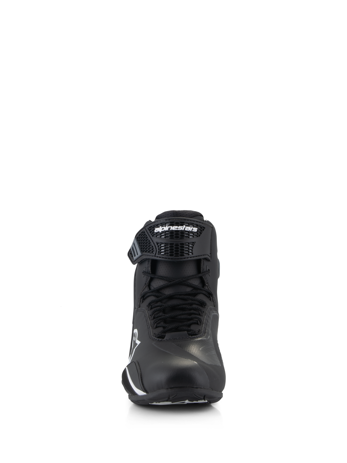 Chaussures Alpinestars Faster-4, chaussures de moto, noir et blanc, vue de face montrant la fermeture à lacets et la sangle de cheville ajustable en TPR avec le logo Alpinestars, design élégant et protecteur pour la conduite sur route