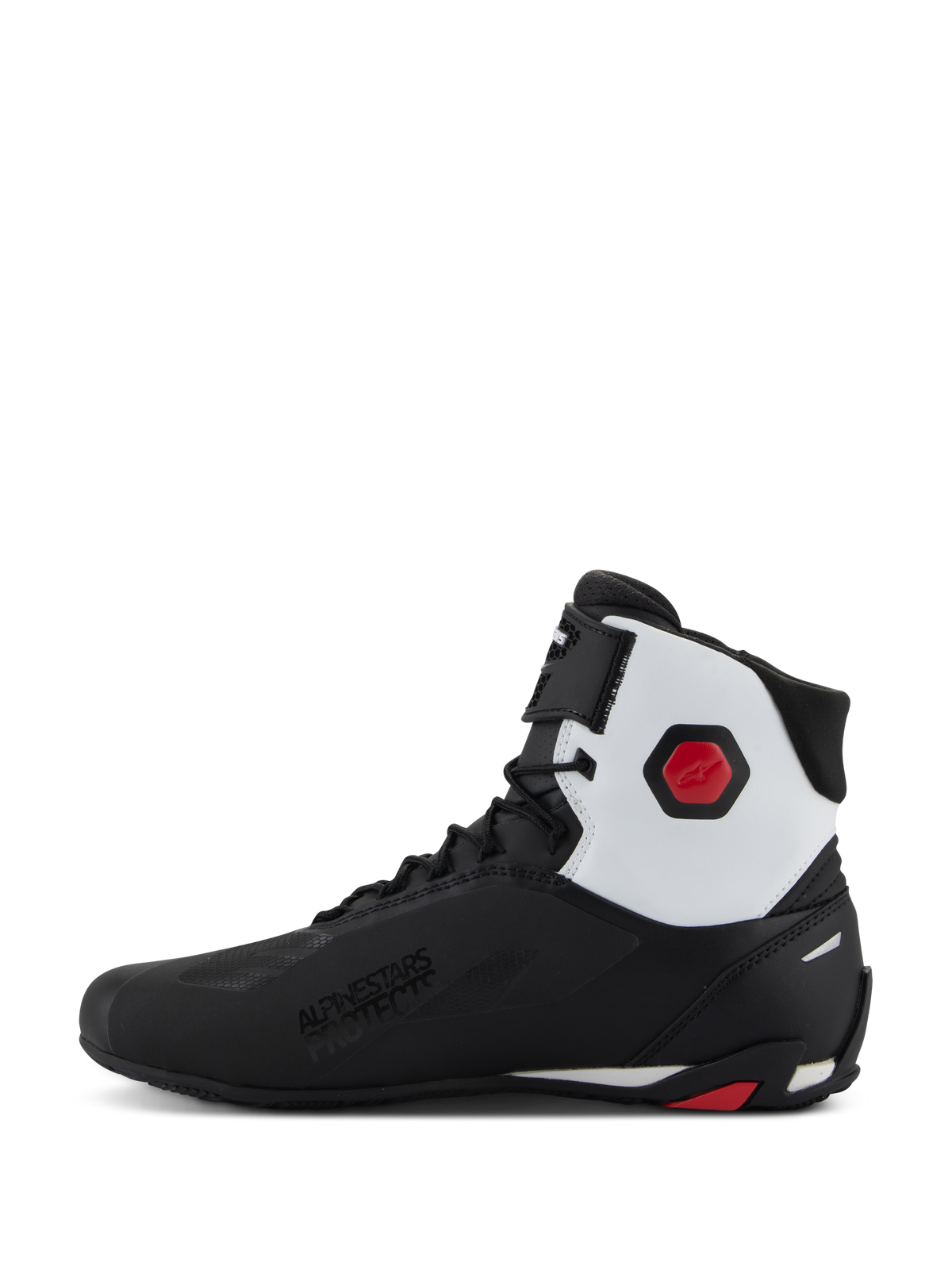 Chaussures Alpinestars Faster-4, chaussures de moto, noir, blanc et rouge, vue de profil avec tige en microfibre noire, panneau de cheville blanc, protecteur hexagonal rouge, fermeture à lacets avec sangle supérieure et marquage « Alpinestars Protects »