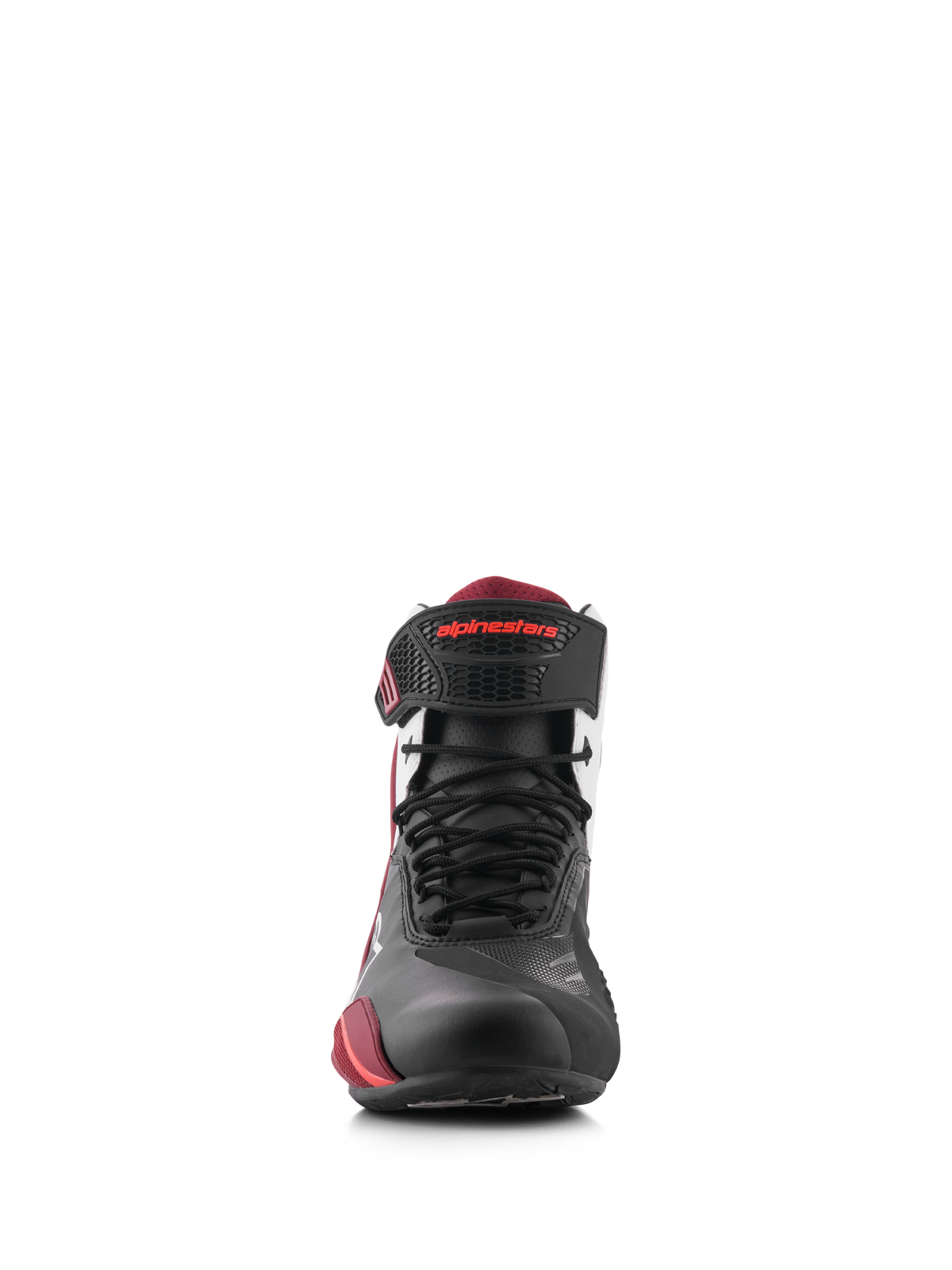 Chaussures Alpinestars Faster-4, Noir Blanc Rouge Foncé, vue de face de chaussures de moto, comprenant une tige en microfibre noire avec des accents rouges, une fermeture à lacets et une sangle de cheville en velcro avec marquage Alpinestars rouge